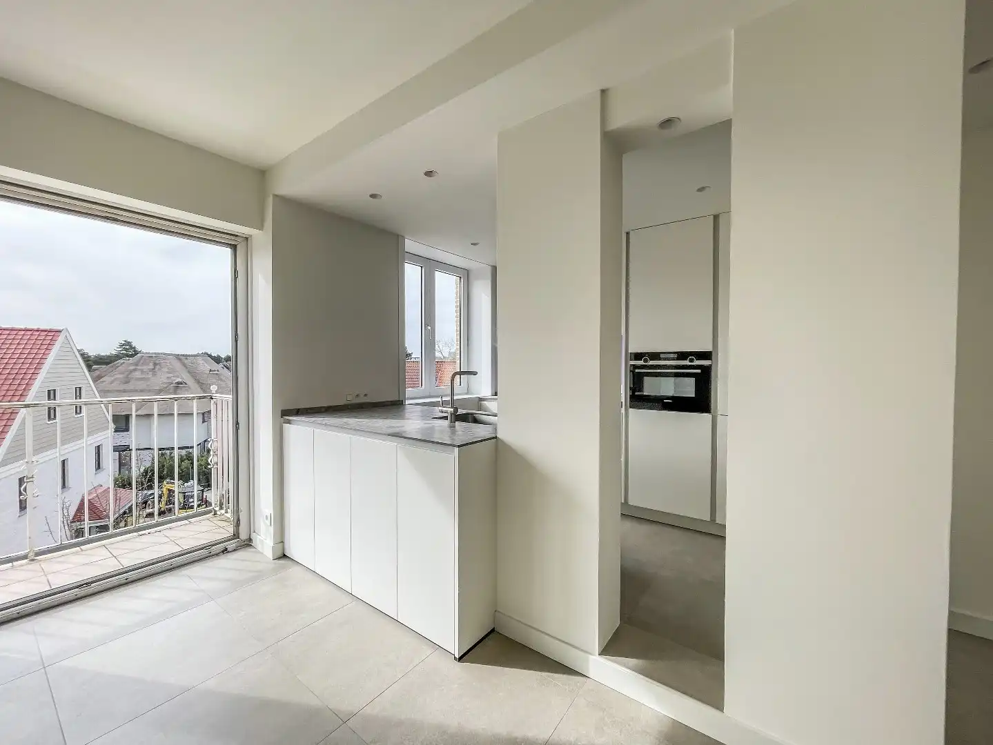 Prachtig gerenoveerd duplexappartement met groot zonneterras en open zicht, gelegen vlakbij de Zoutelaan en de Dumortierlaan. foto 9