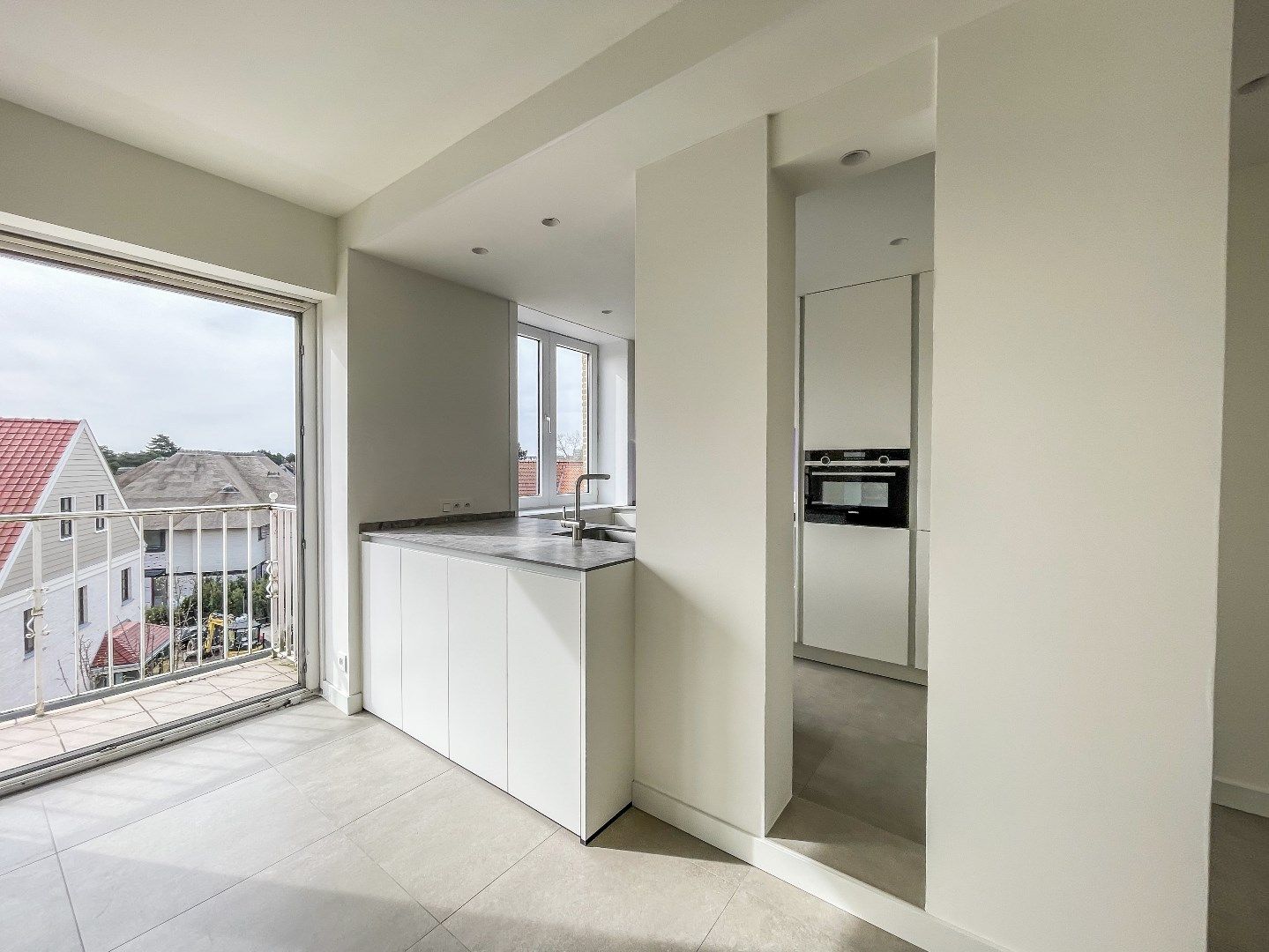 Prachtig gerenoveerd duplexappartement met groot zonneterras en open zicht, gelegen vlakbij de Zoutelaan en de Dumortierlaan. foto 9