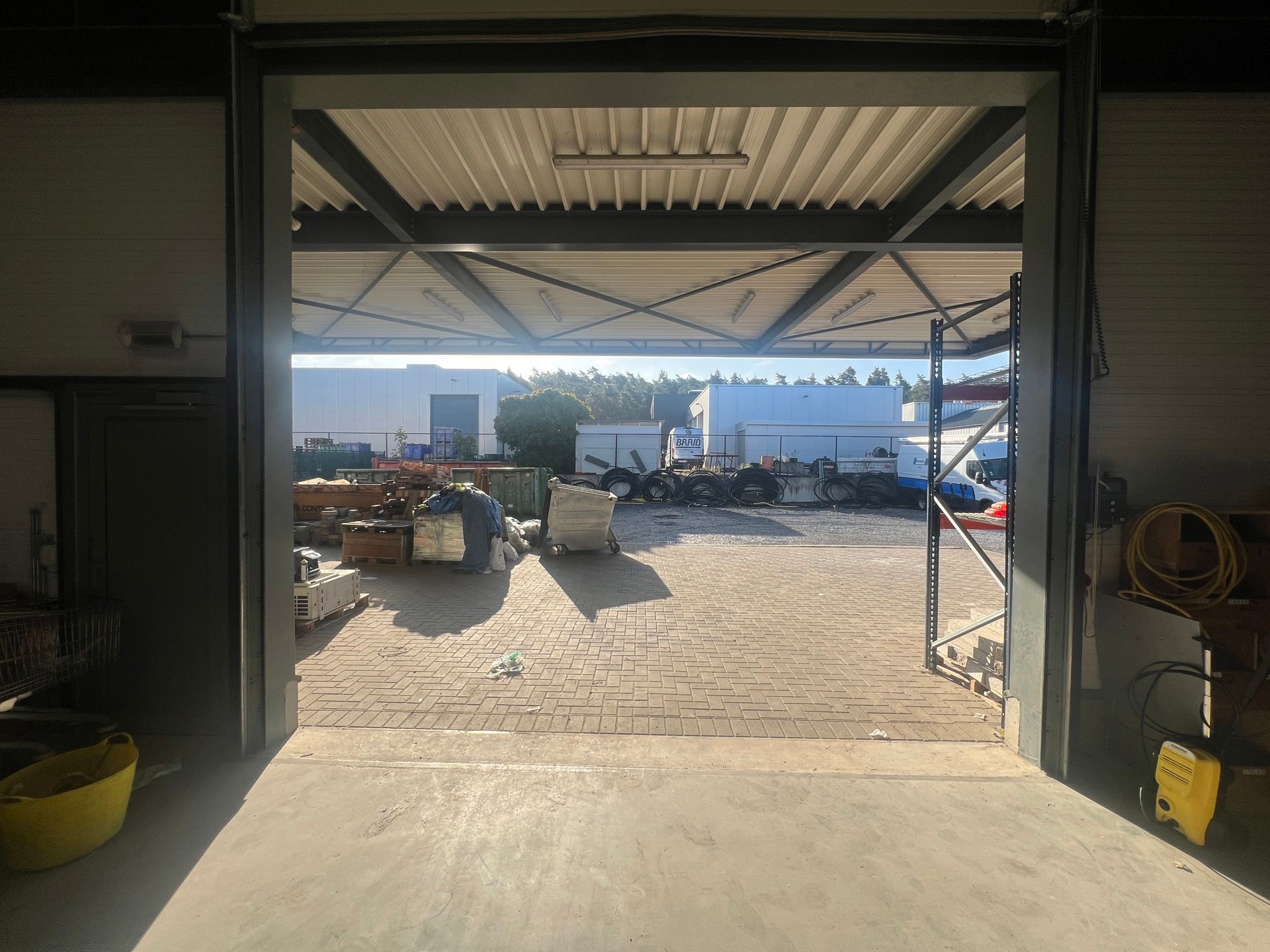 MULTIFUNCTIONEEL BEDRIJFSGEBOUW MET APPARTEMENT EN BUITENTERREIN foto 7