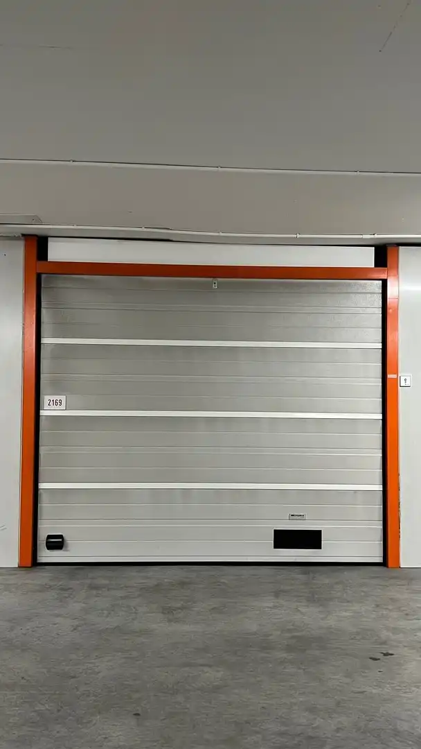 Gesloten garagebox te huur gelegen aan de Minigolf in het Zoute. foto 2
