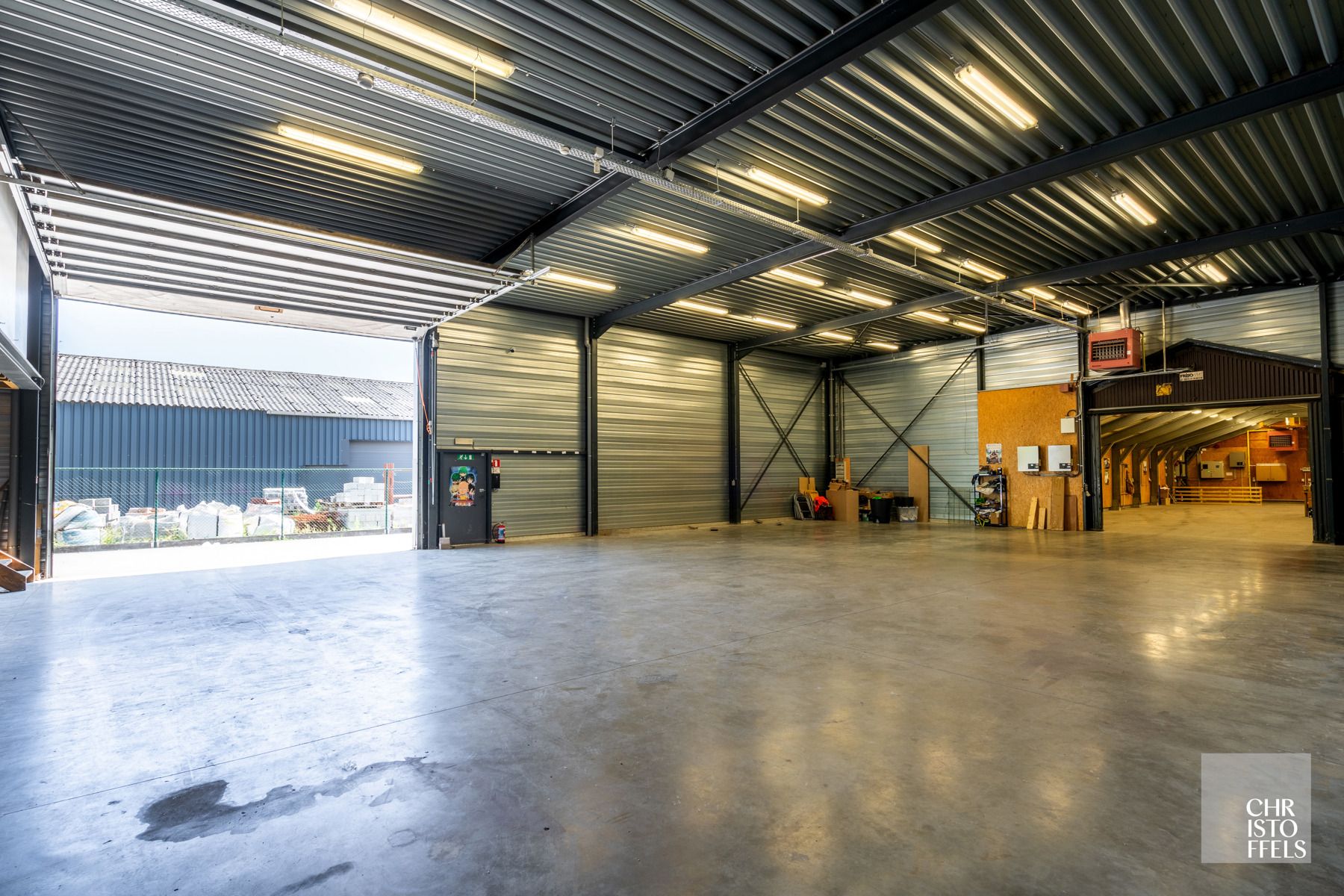 Bedrijfsgebouw (562m²) met kantoren (225m²) en loft (203m²) op een perceel van 2.151m²!  foto 2