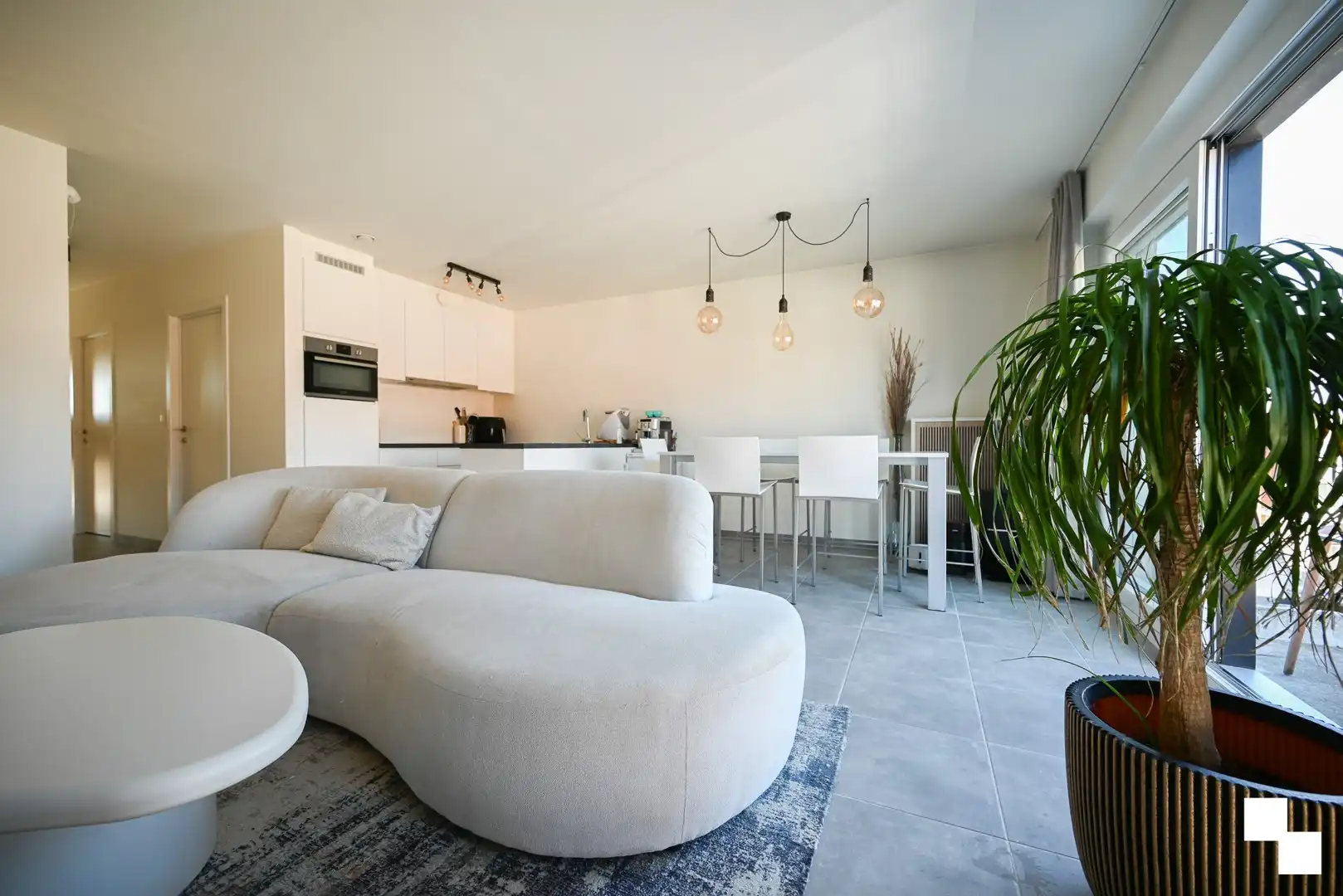 Instapklaar appartement met divers maatmeubilair te Izegem (Emelgem) foto 5