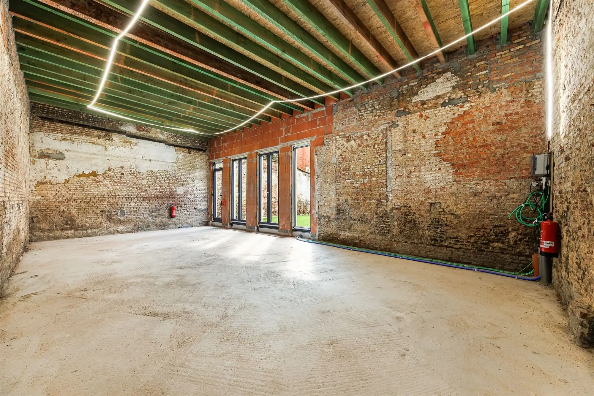 Centraal gelegen casco ruimte met privatieve tuin.  foto 5