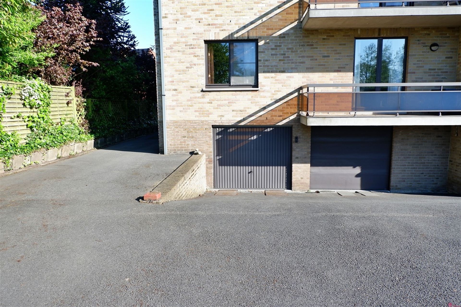 Ruim appartement met zonnig terras, uitkijkend op groen foto 16