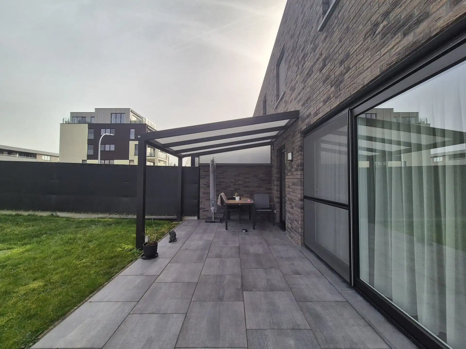 Rustig gelegen nieuwbouw woning met terras en tuin. foto 11