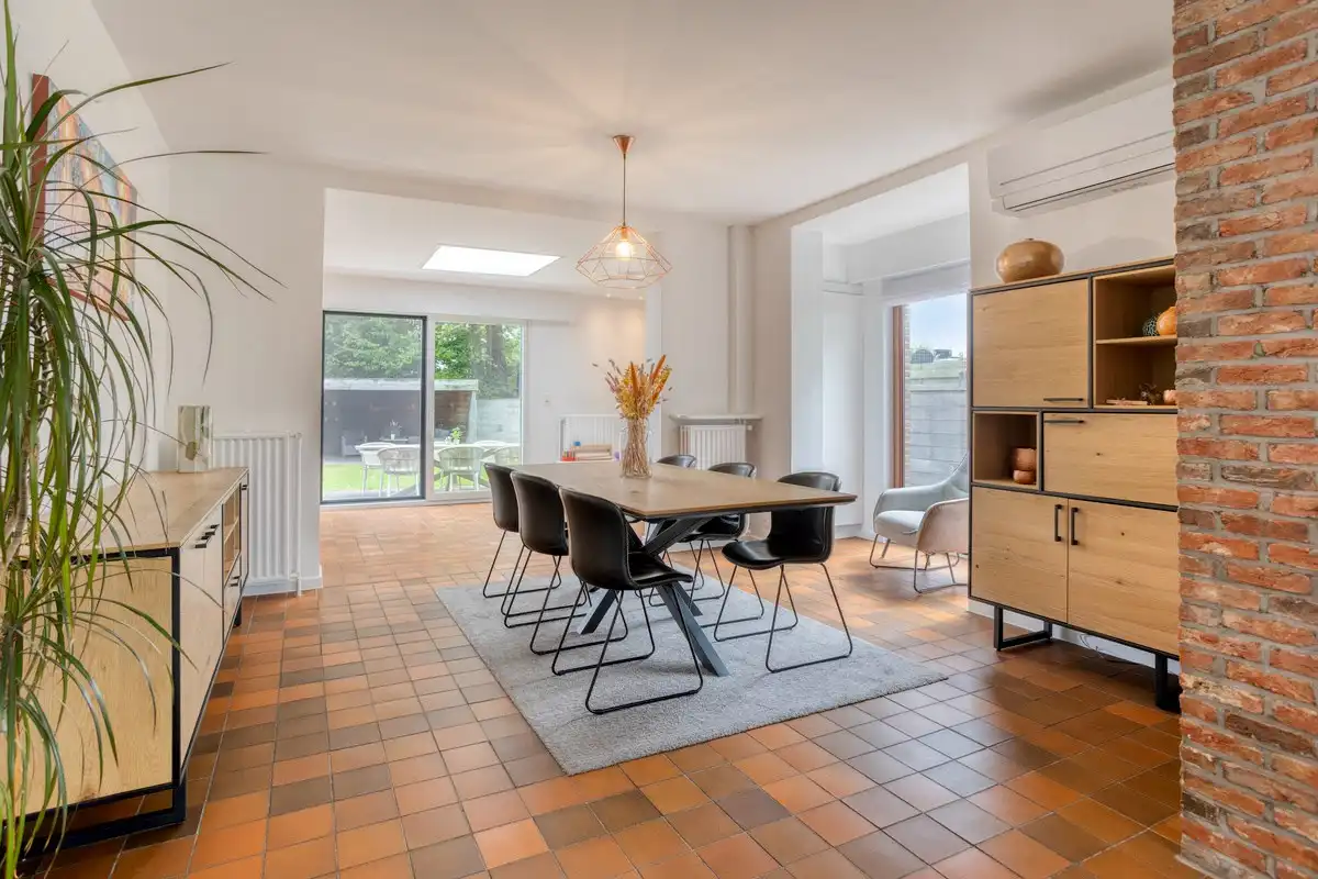 Gerenoveerde halfopen bebouwing met 4 slaapkamers, bureau en tuin in centrum Brasschaat foto 3