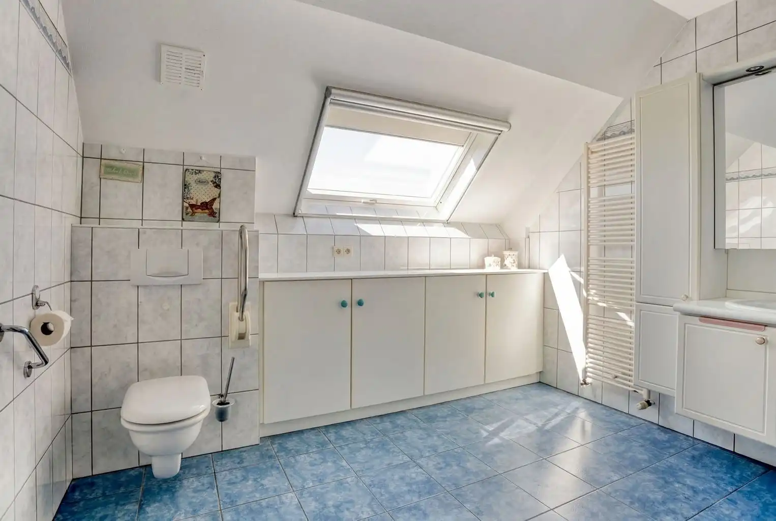 Prachtig duplexappartement met 3 slaapkamers, 2 terrassen en een inpandige garagebox, rustig gelegen op wandelafstand van het centrum van Maaseik. foto 15