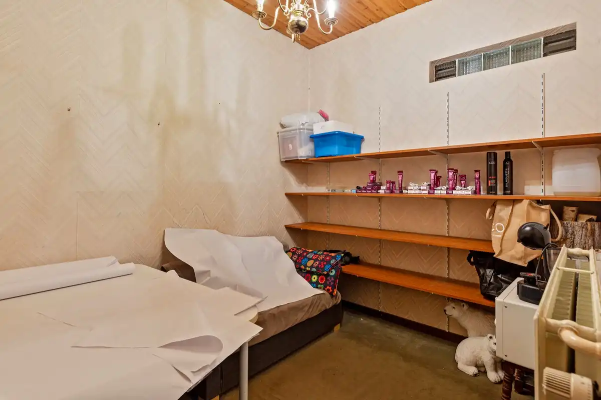 Handelruimte op centraal plein in Lembeek foto 6