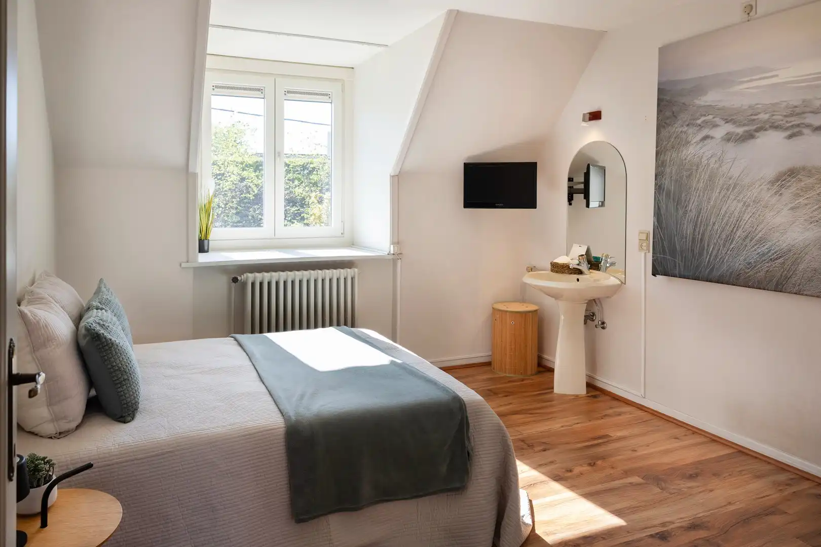 Ruime alleenstaande woning met grote tuin en veel privacy. foto 11