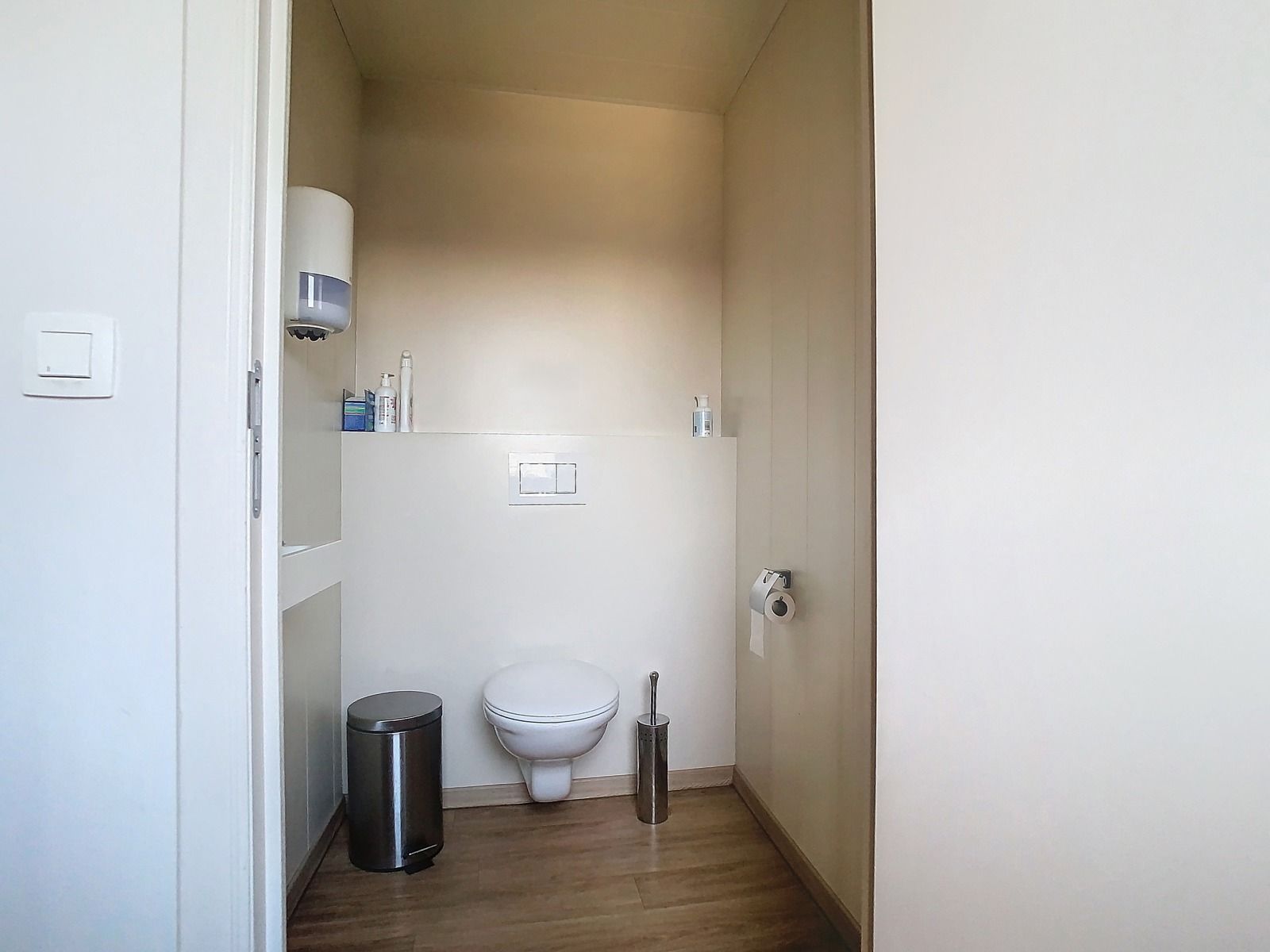 Centraal gelegen, Ruim Handelspand MET 2-SLPK Appartement! foto 9