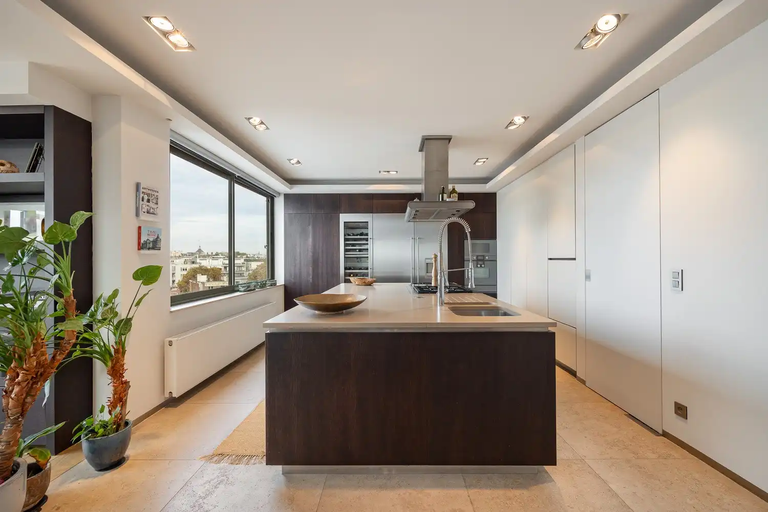 Fantastische energiezuinige penthouse (EPC B!) aan de Nationale Bank met 2 slaapkamers en 2 badkamers, zalig terras 20m², ruime kelder en 2 optionele garages foto 2