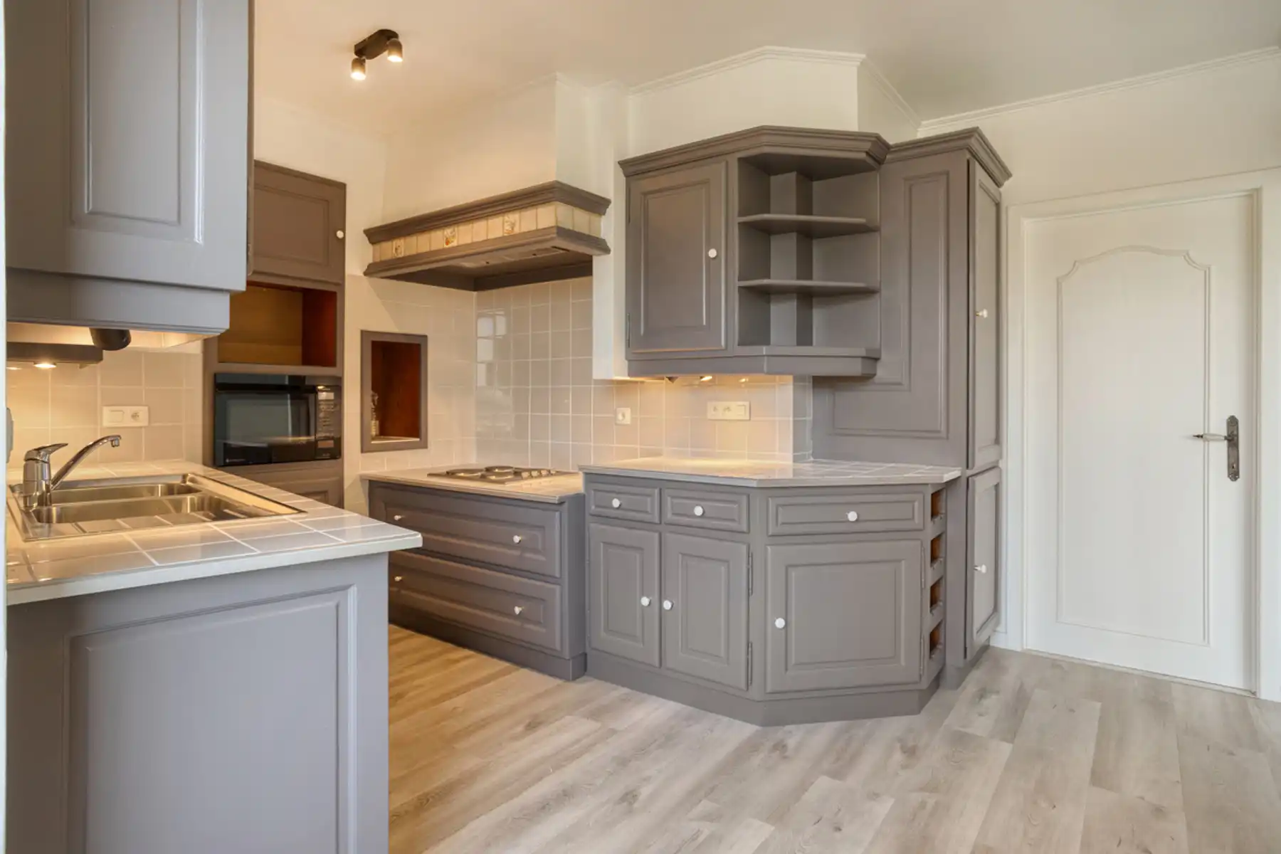 Vernieuwd 3-slaapkamerappartement met garage in hartje Aalst foto 12