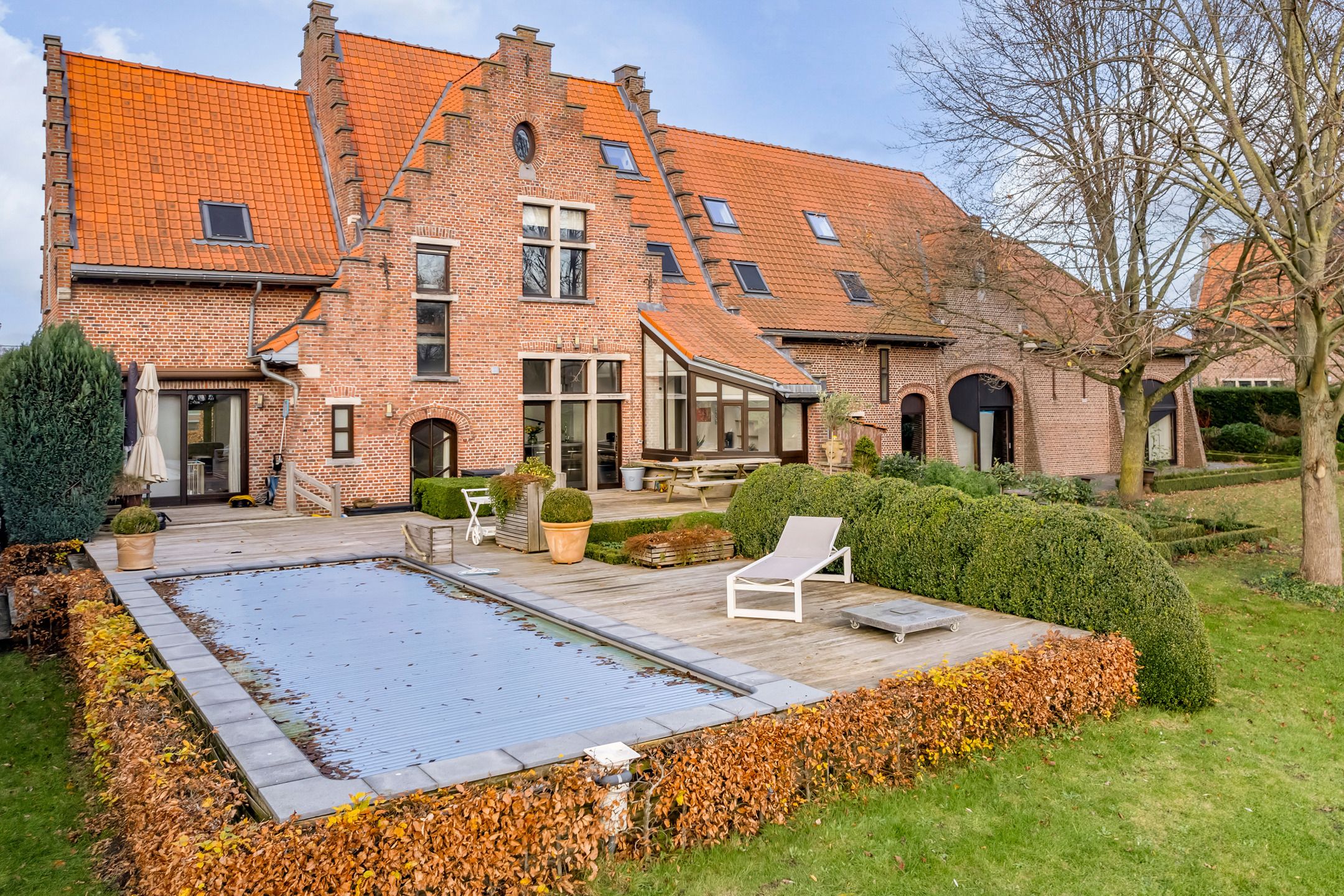 Uitzonderlijke hoeve met apart praktijkgedeelte, zwembad en prachtig zicht op weiland op 2.642m². foto 17