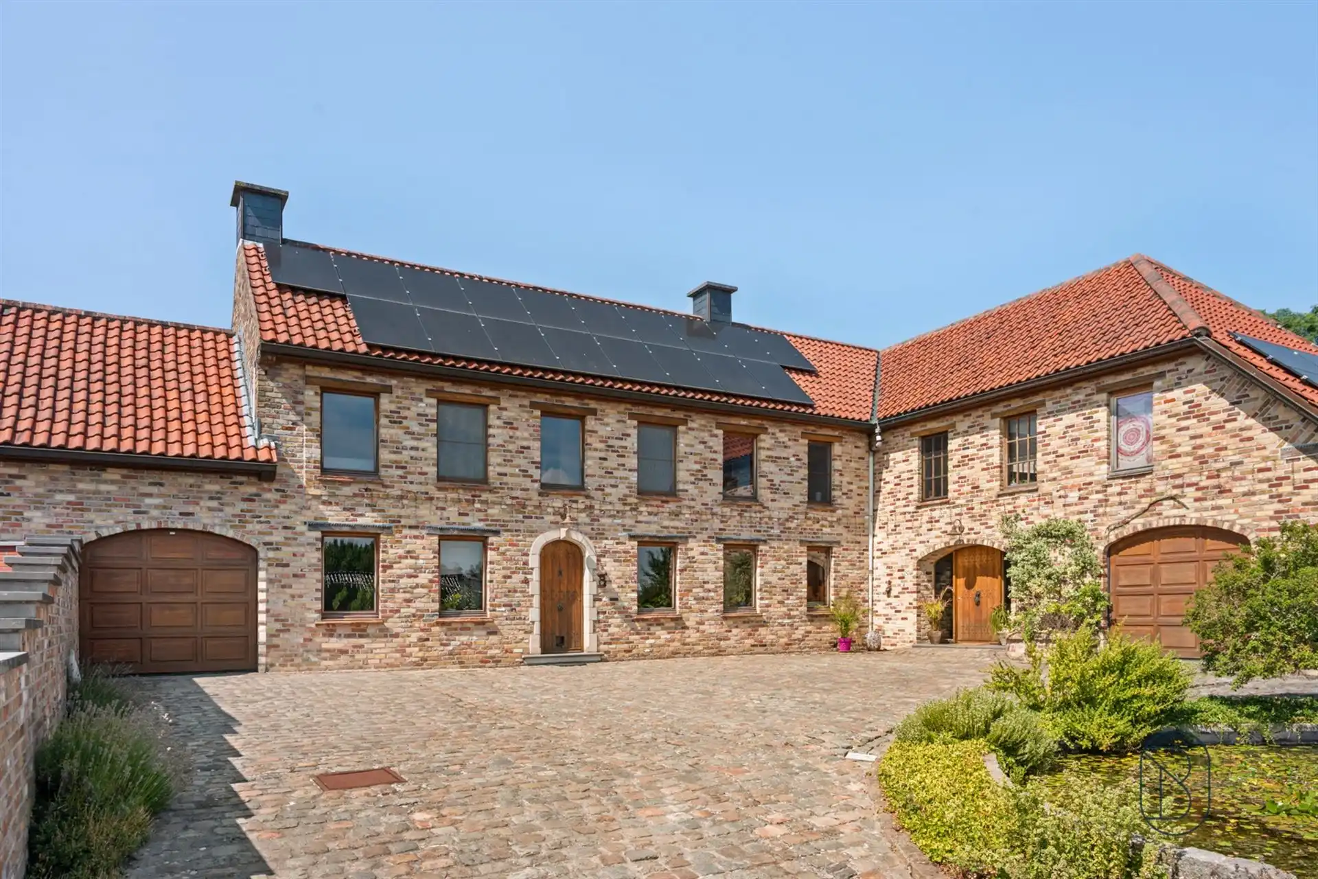 Ruime karakterwoning met 4 slk, grote tuin en charme. foto {{pictureIndex}}