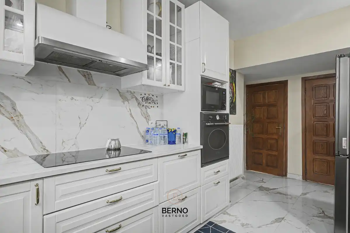 Gerenoveerde woning met 5 slaapkamers en parkeerplaats foto 7
