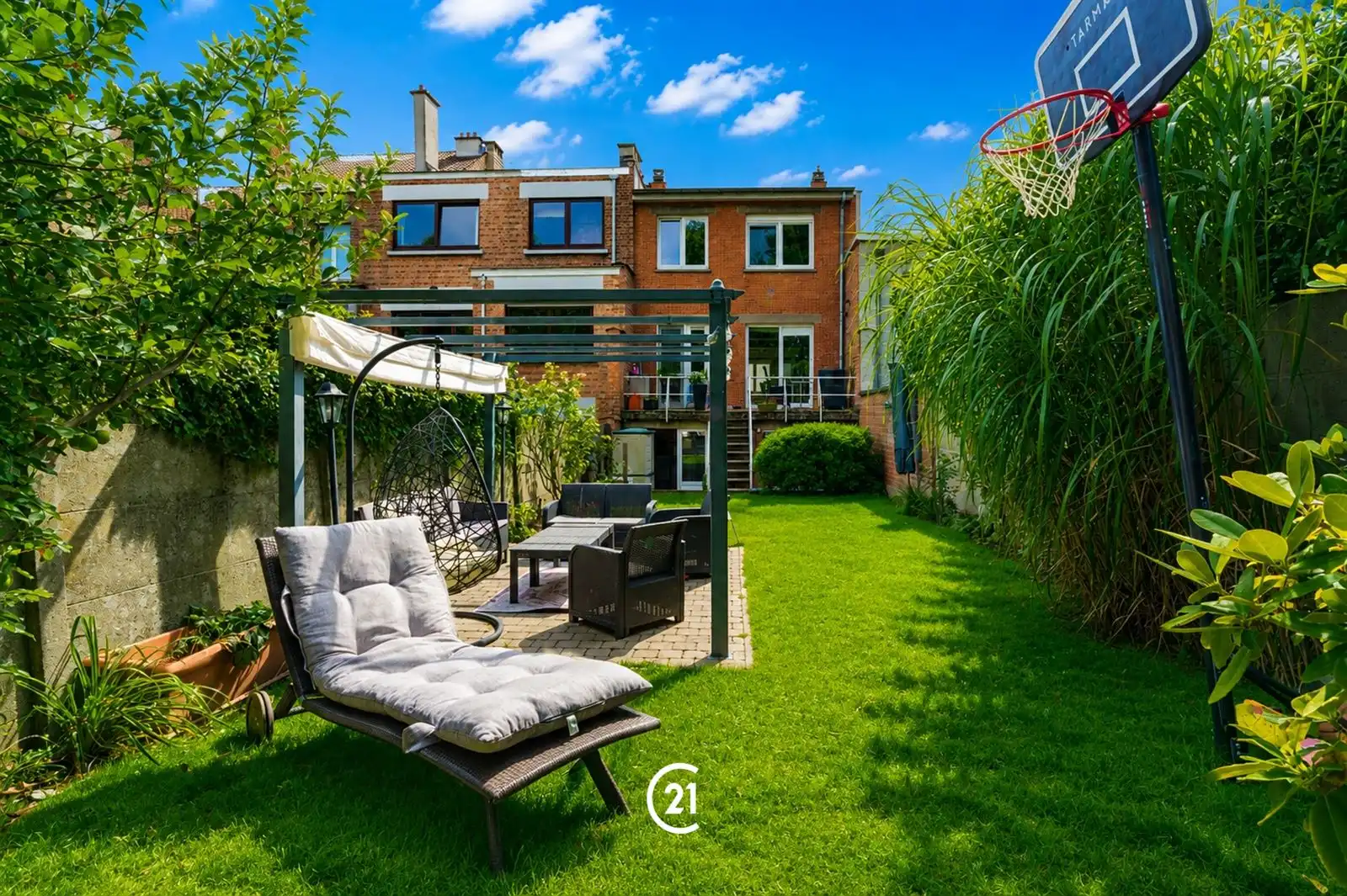  Ruime gezinswoning met 4 slaapkamers, garage en prachtige tuin. foto {{pictureIndex}}