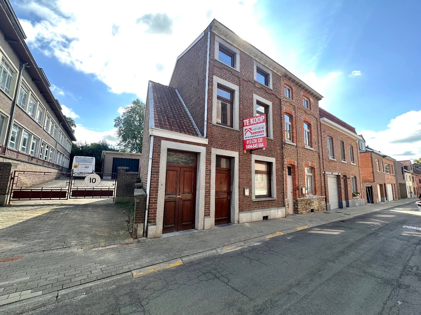 Hoofdfoto van de publicatie: Ruime gezinswoning met 4 slaapkamers, tuin en privé parking in hartje Tongeren