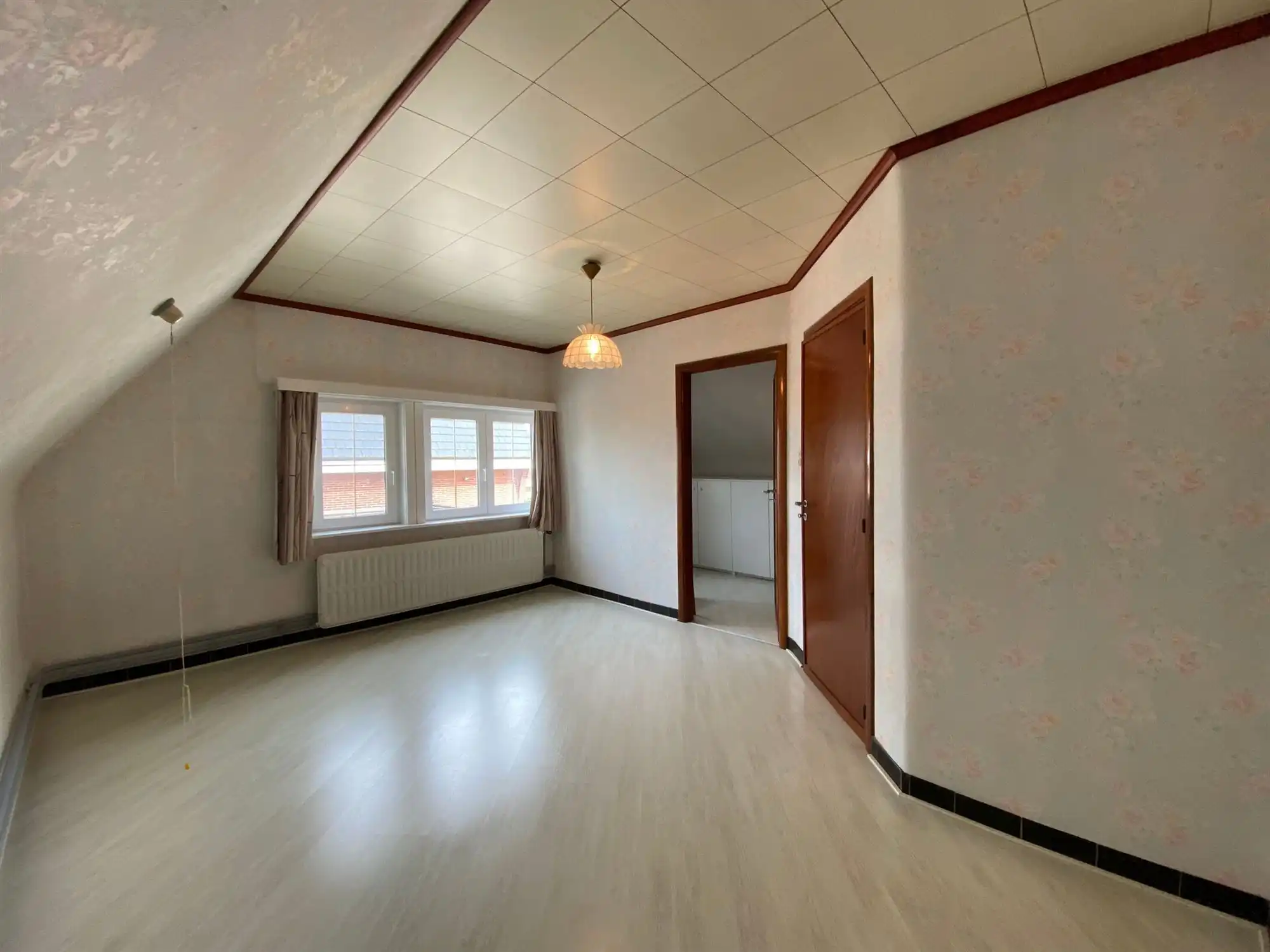 Charmante open bebouwing met 3 slaapkamers, grote garage en zonnepanelen foto 19