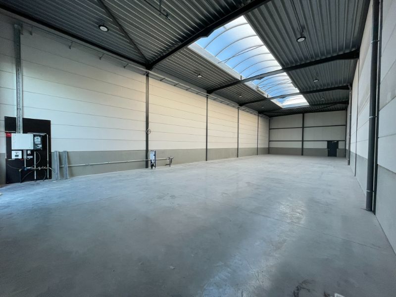 Nieuwbouw loods met visibiliteit te huur van 293,2m² met 3 parkeerplaatsen in KMO Park RIVA. foto 7