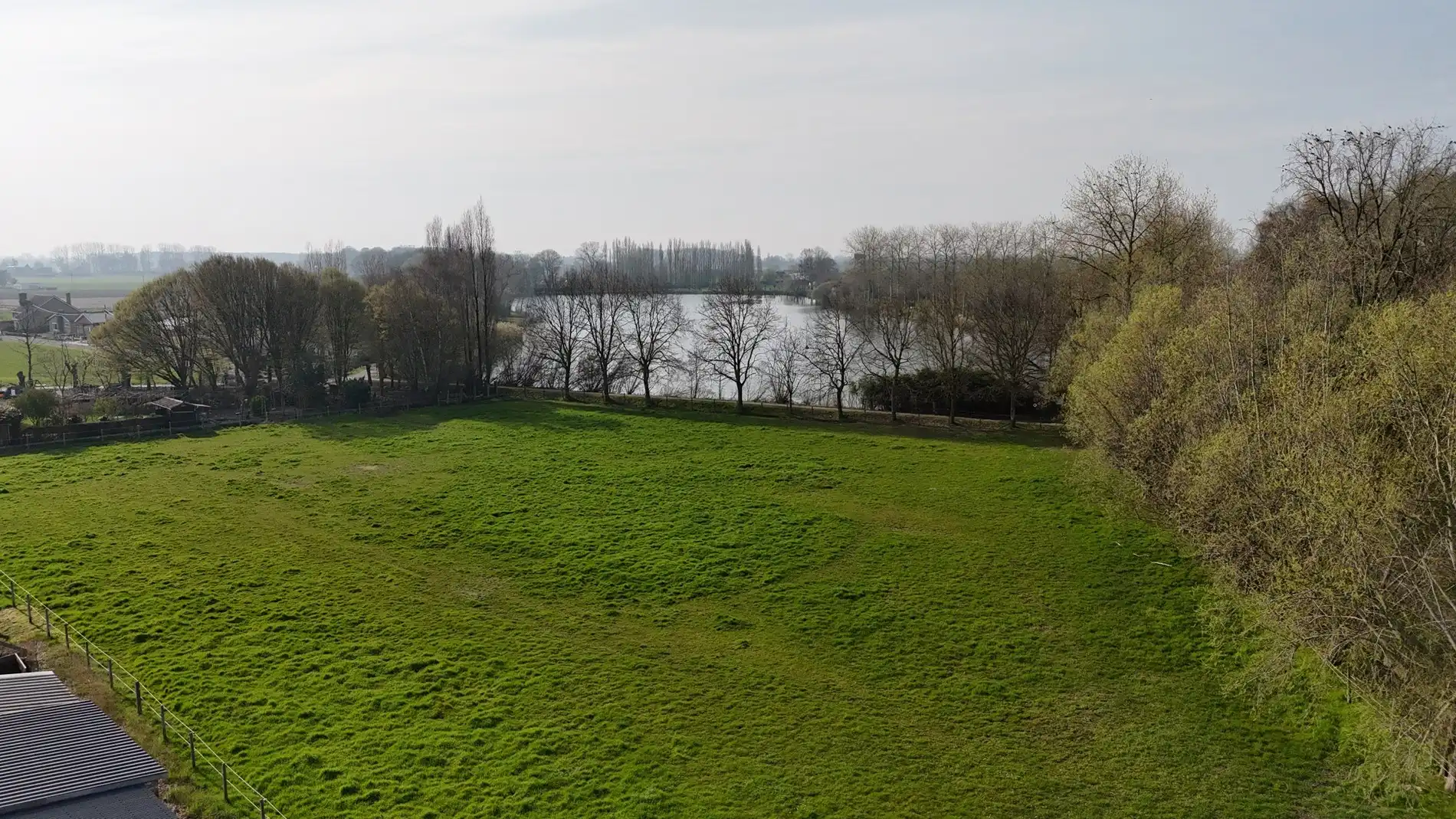 Alleenstaande woning met naastliggend stuk bouwgrond en weide te Eernegem foto 4
