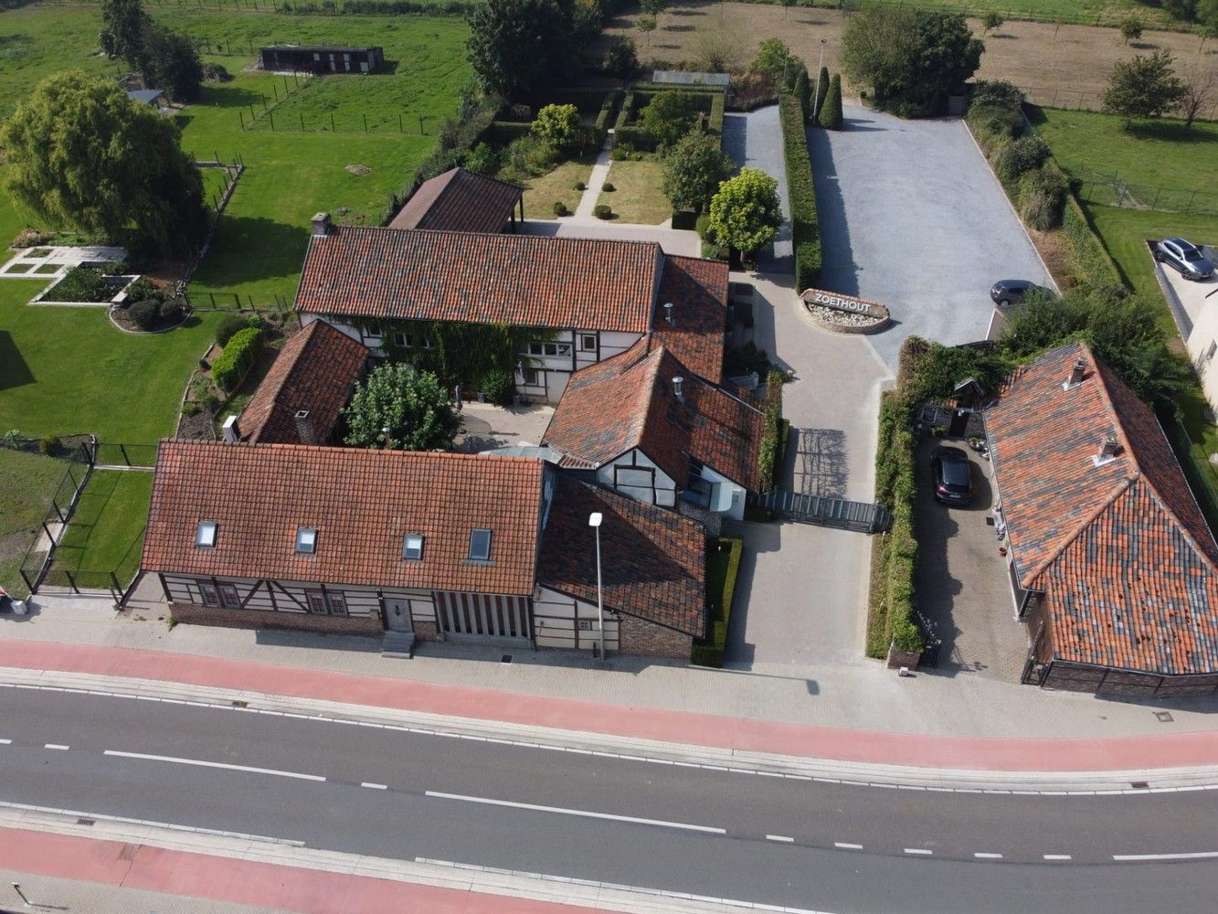 Uniek pand bestaande uit restaurant, grote feestzaal met ruime parking en woning op een domein van maar liefst van 74a. foto 37