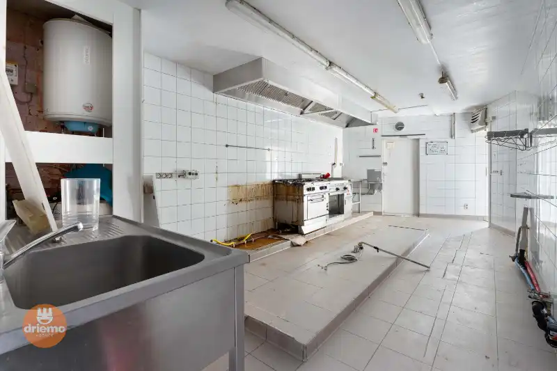 Ruime woning met handelspand foto 10