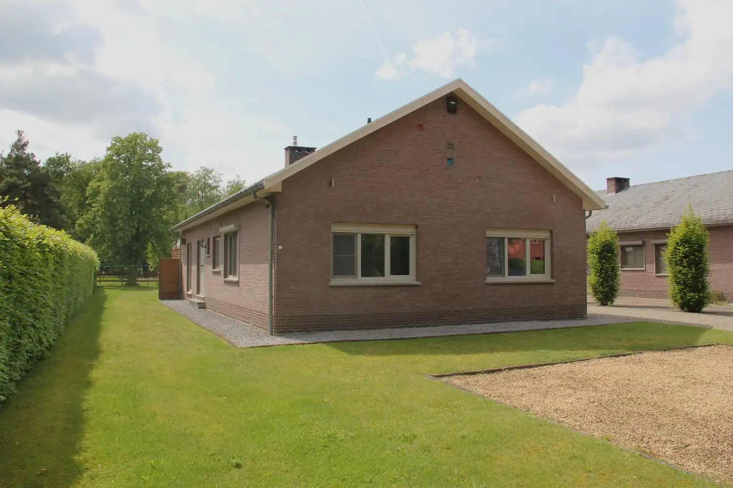 Instapklare gerenoveerde woning op 11a 75ca met prachtige, zuidgerichte tuin aan natuurgebied De Maten in Genk. foto {{pictureIndex}}