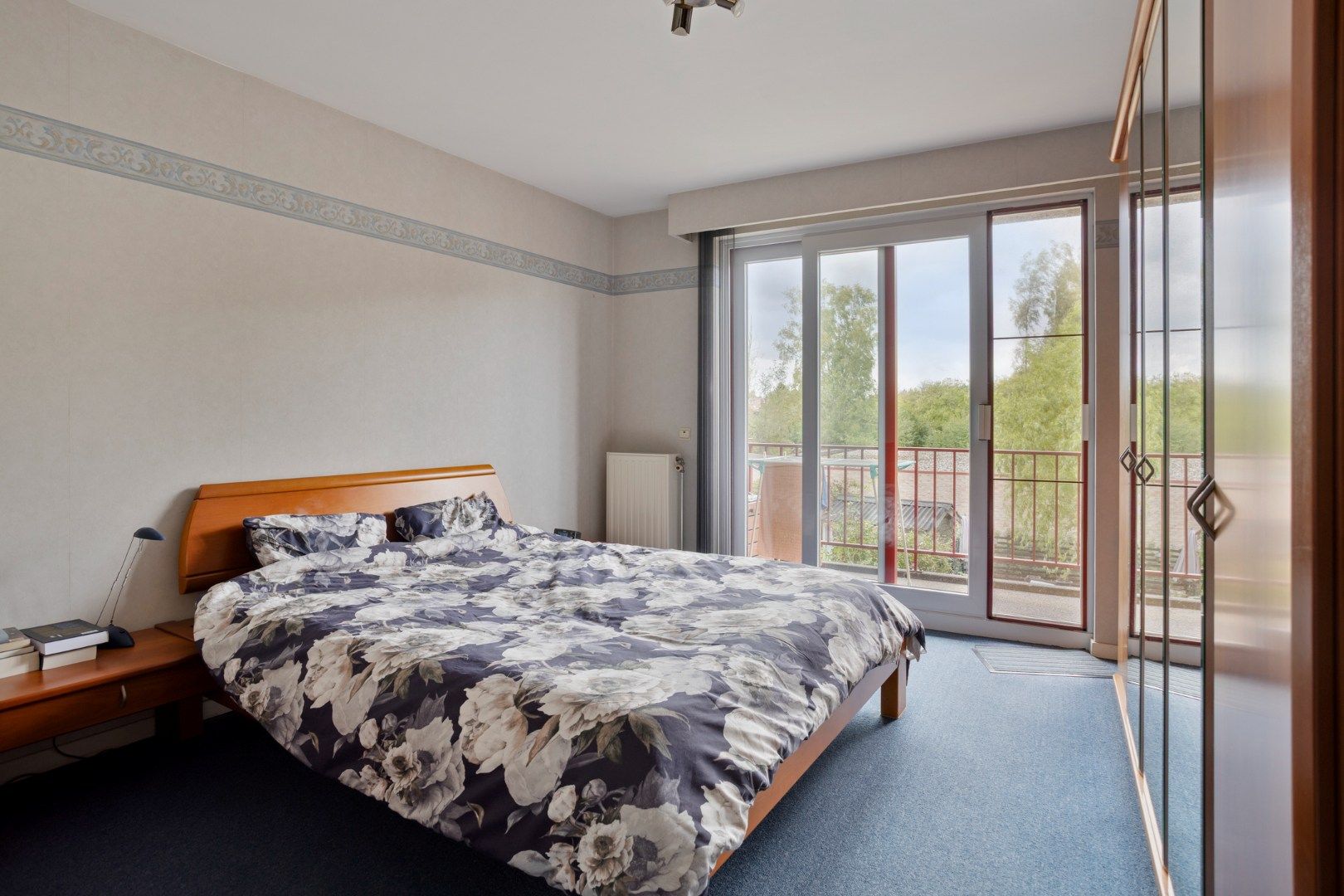 Ruim en goed onderhouden 2 slpk appartement met terras en garage foto 12