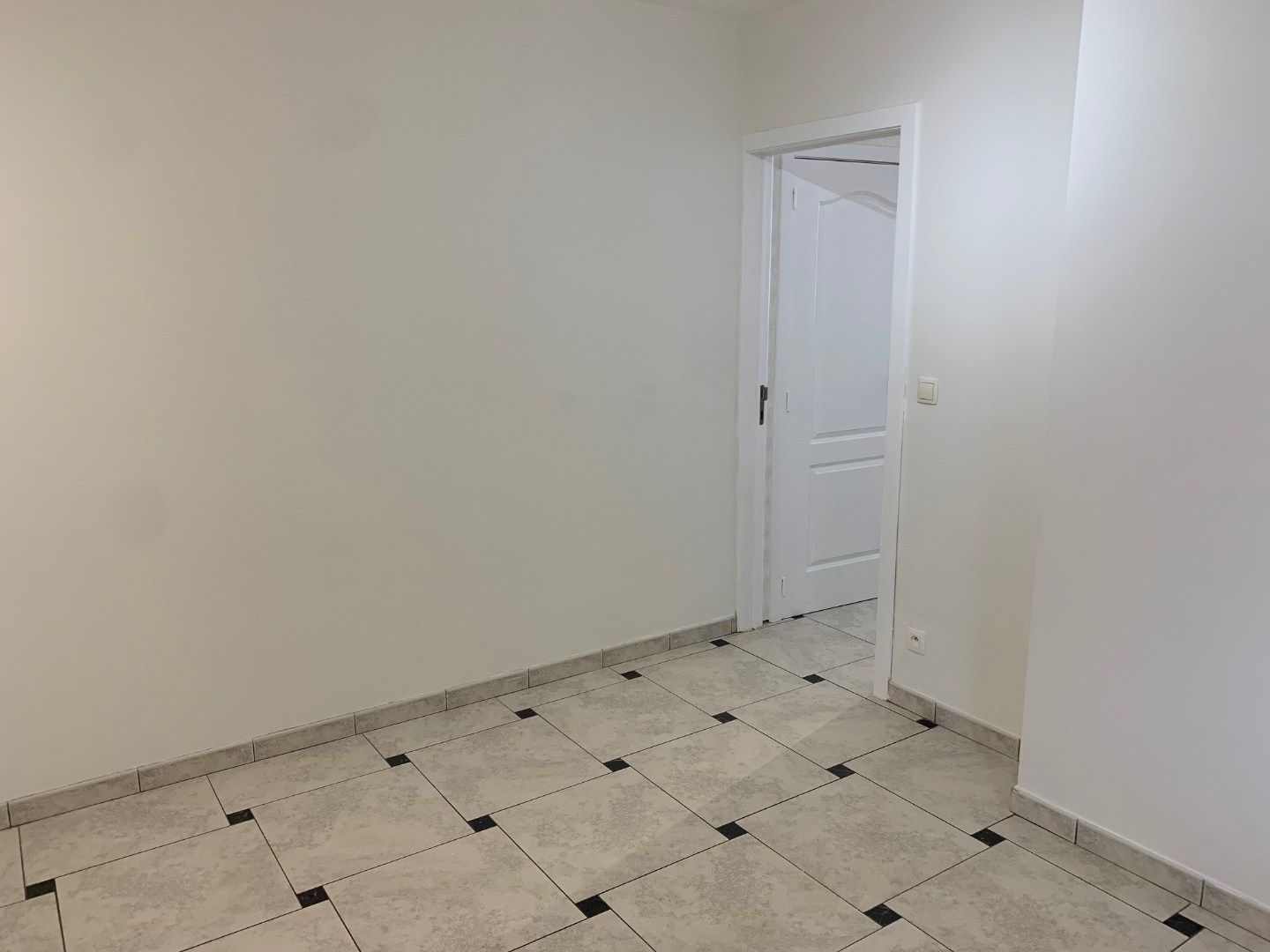 Opgefrist knap appartement op het gelijkvloers, eventueel met garagebox foto 16