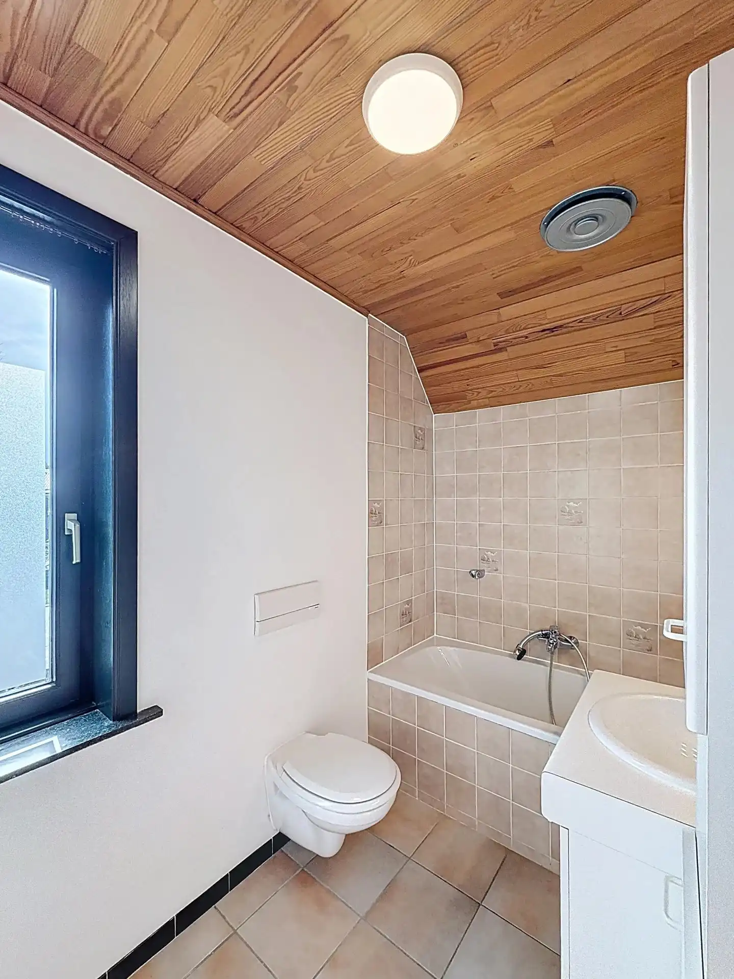 Zeer ruime en verzorgde woning met 5 slaapkamers en 2 badkamers op een groot perceel foto 22