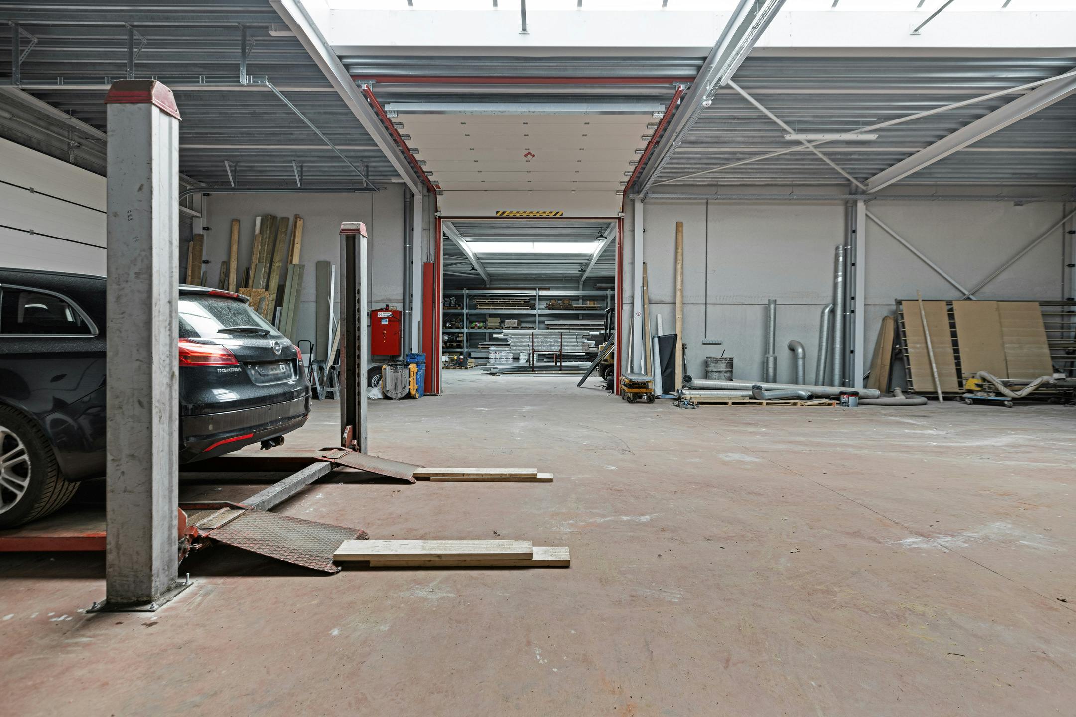 Industriegebouw met conciërge-appartement op 34a 60ca in Maaseik te koop foto 6