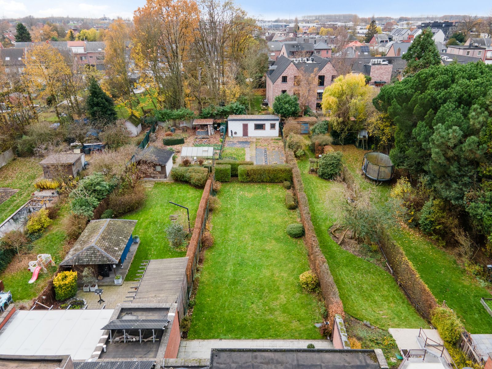 Kom de ruimte ontdekken in en achter deze halfopen bebouwing foto 5