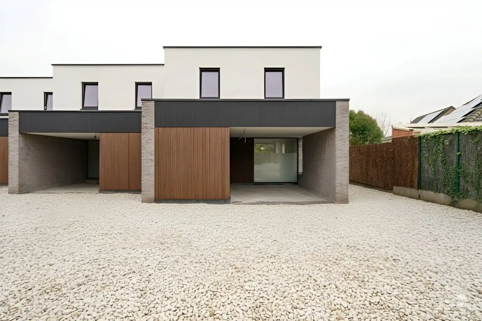 HALFOPEN RUIME GEZINSWONING MET ZEER GROTE TUIN foto 13