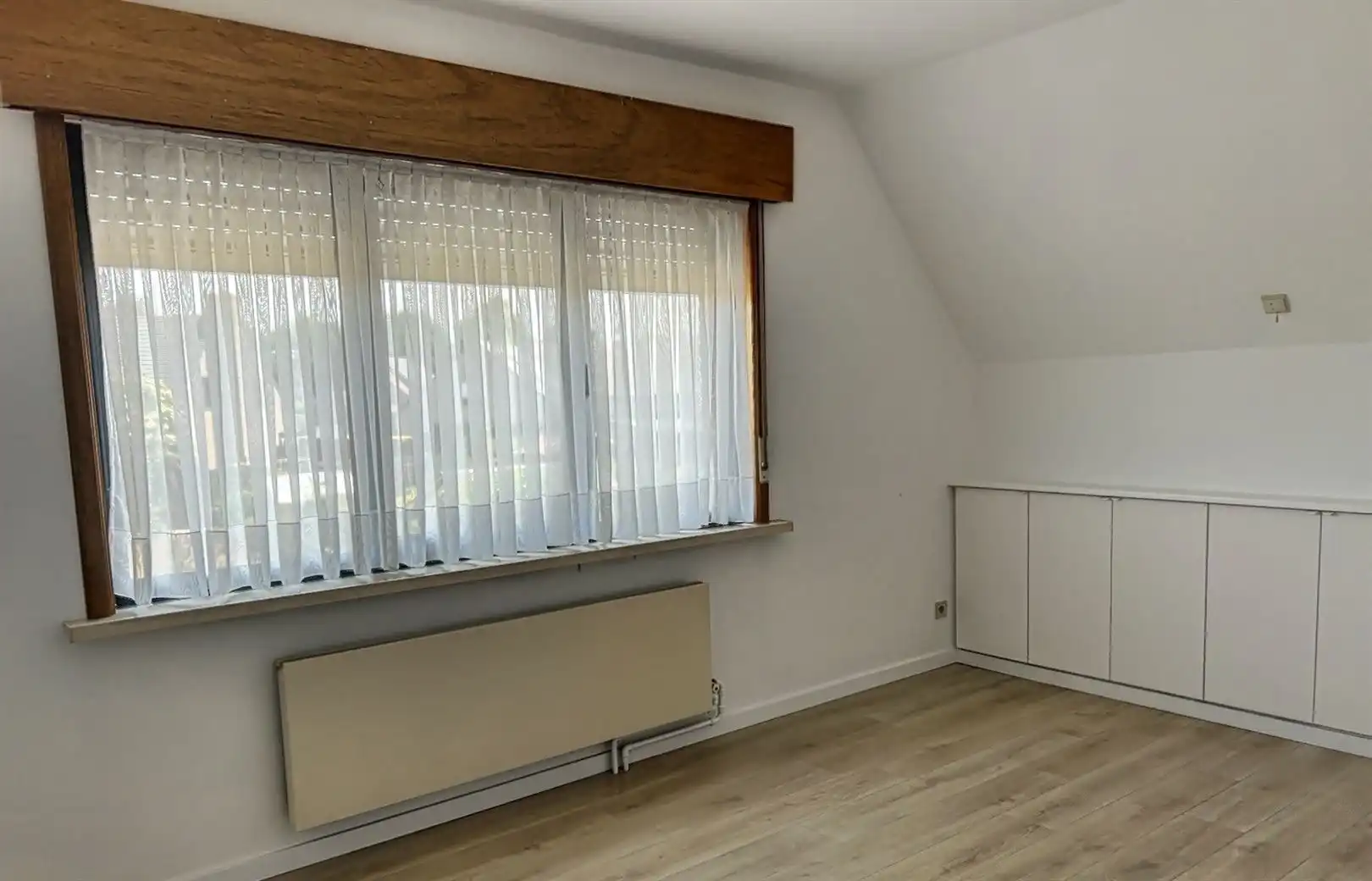 Rustig gelegen open bebouwing met 2 slaapkamers en bureau op een perceel van 920 m². foto 7