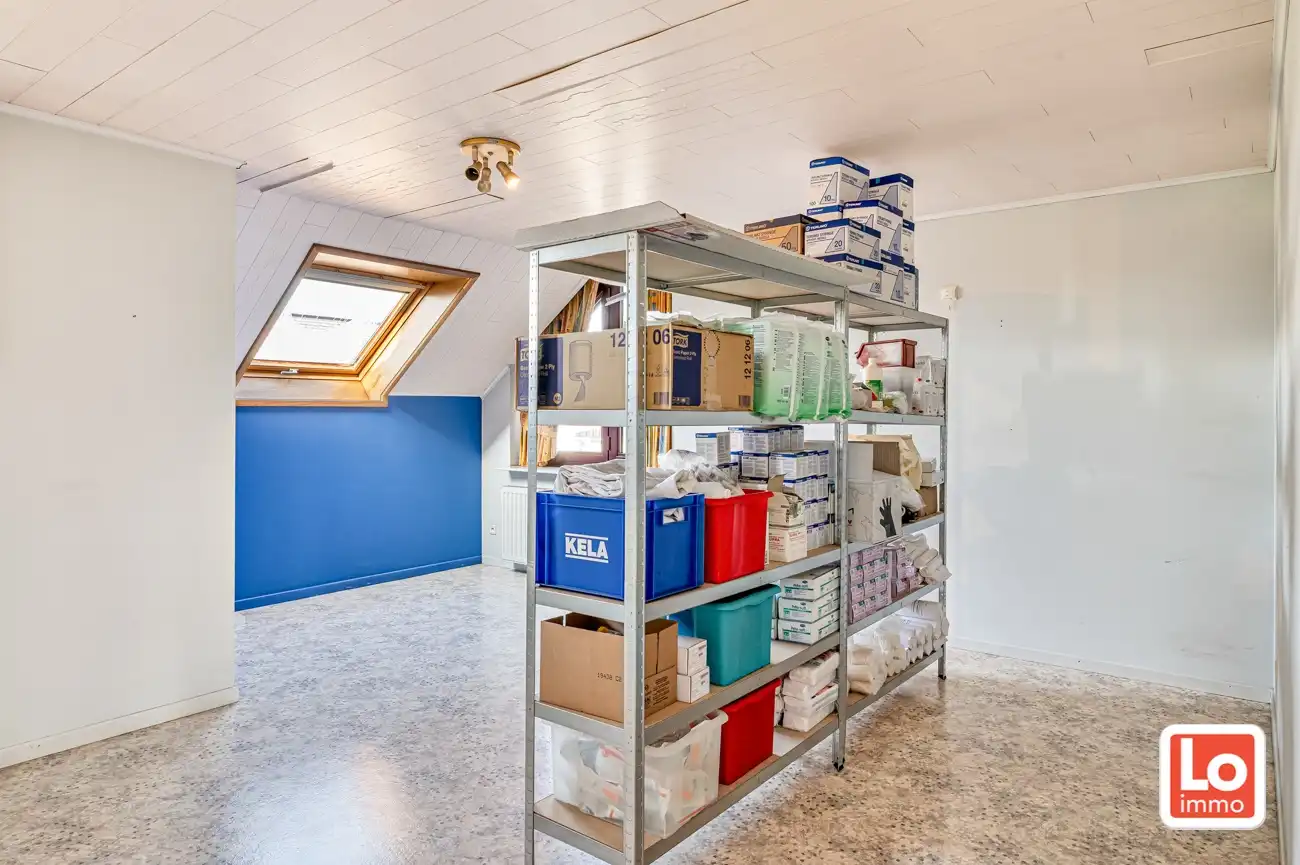 VERKOCHT!! Heel ruime degelijke open woning met praktijkruimte, inpandige garage en ruime gerenoveerde schuur met heel wat potentieel gelegen op een gemakkelijk bereikbare locatie tussen Oostakker en Lochristi! foto 25