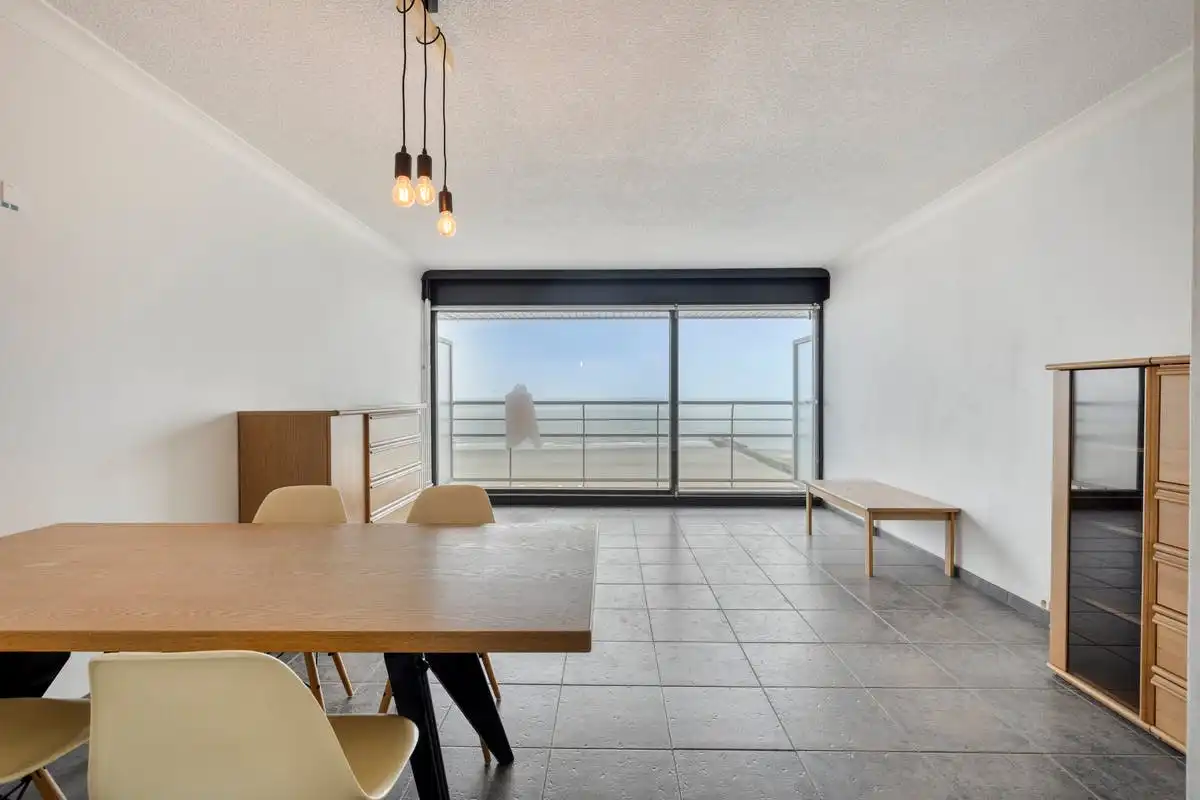 Appartement te koop in Blankenberge met frontaal zeezicht foto 2