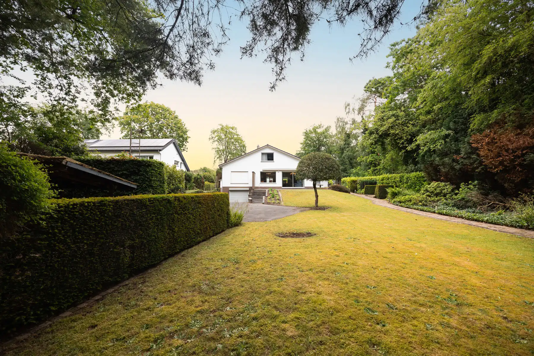 Karaktervolle villa met veel potentieel op een riant perceel foto 2