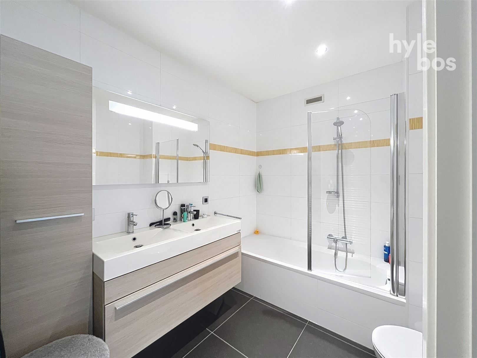 Centraal gelegen, instapklaar appartement met parking foto 10