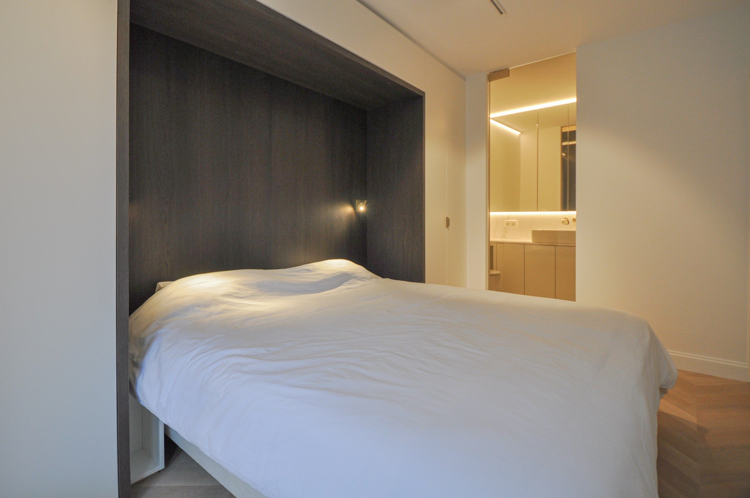 Hoogwaardig volledig gerenoveerd appartement met zijdelings zeezicht en zicht op de Kustlaan. foto 24