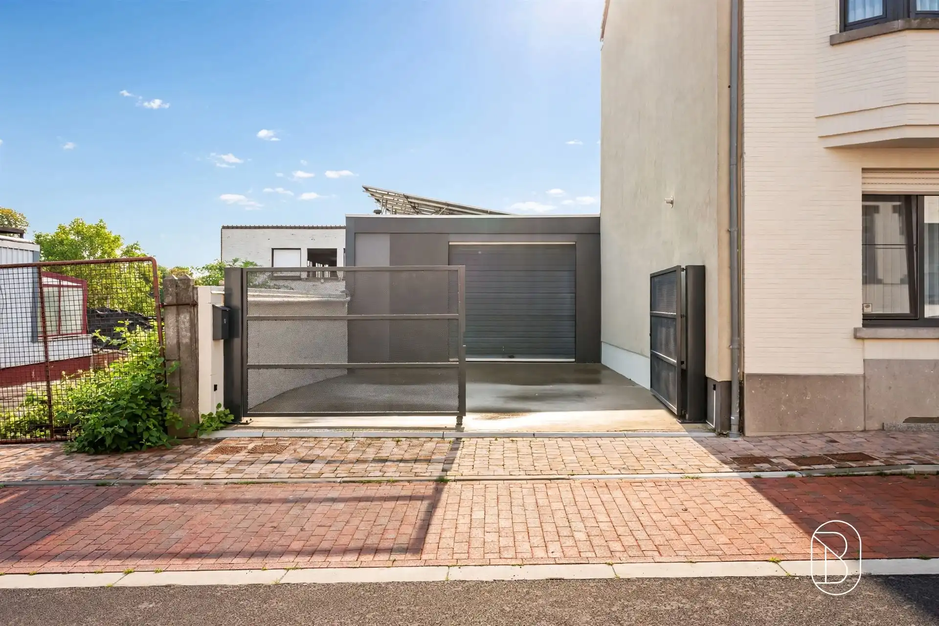 Ruime instapklare woning met 4 slpk, garage/atelier & tuin! foto 2