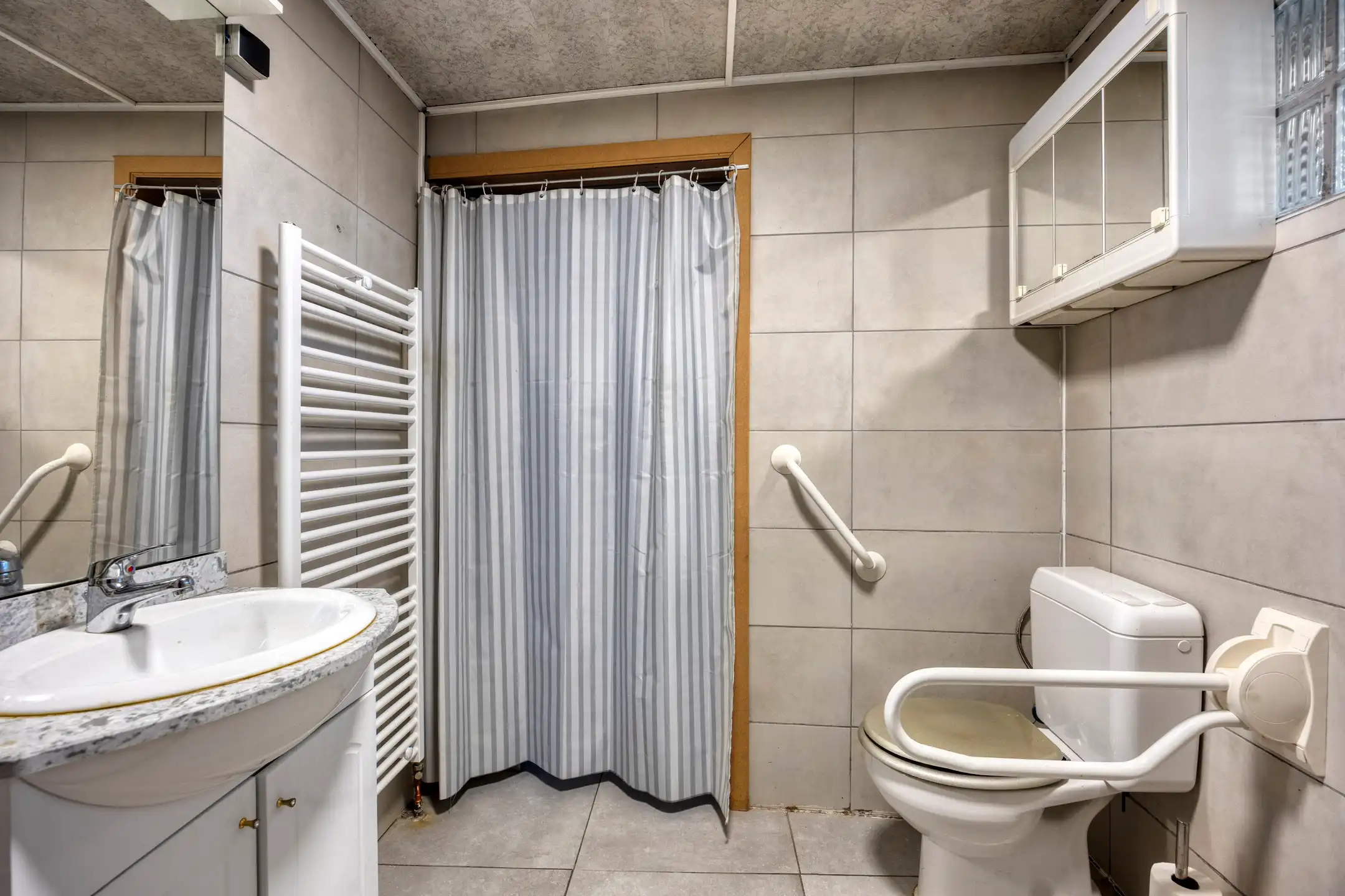 Te renoveren woning met garage en tuin foto 10