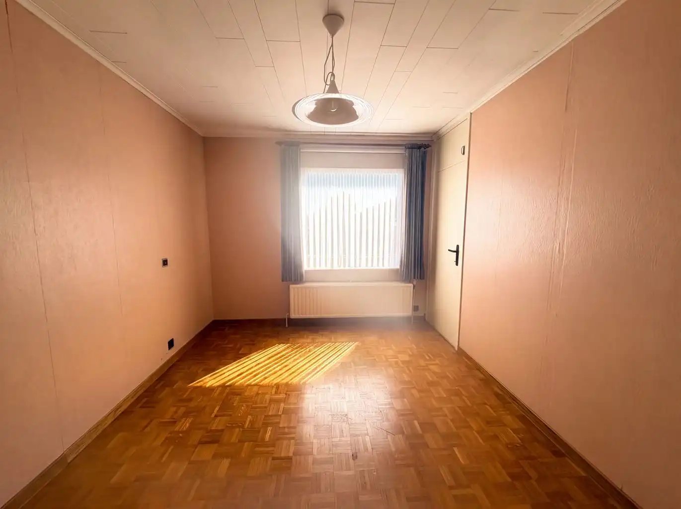 Vrijstaande splitlevelwoning met 3 (+1)slaapkamers, inpandige garage en carport, overdekt terras en omheinde tuin, gunstig gelegen nabij het centrum van Maaseik. foto 14