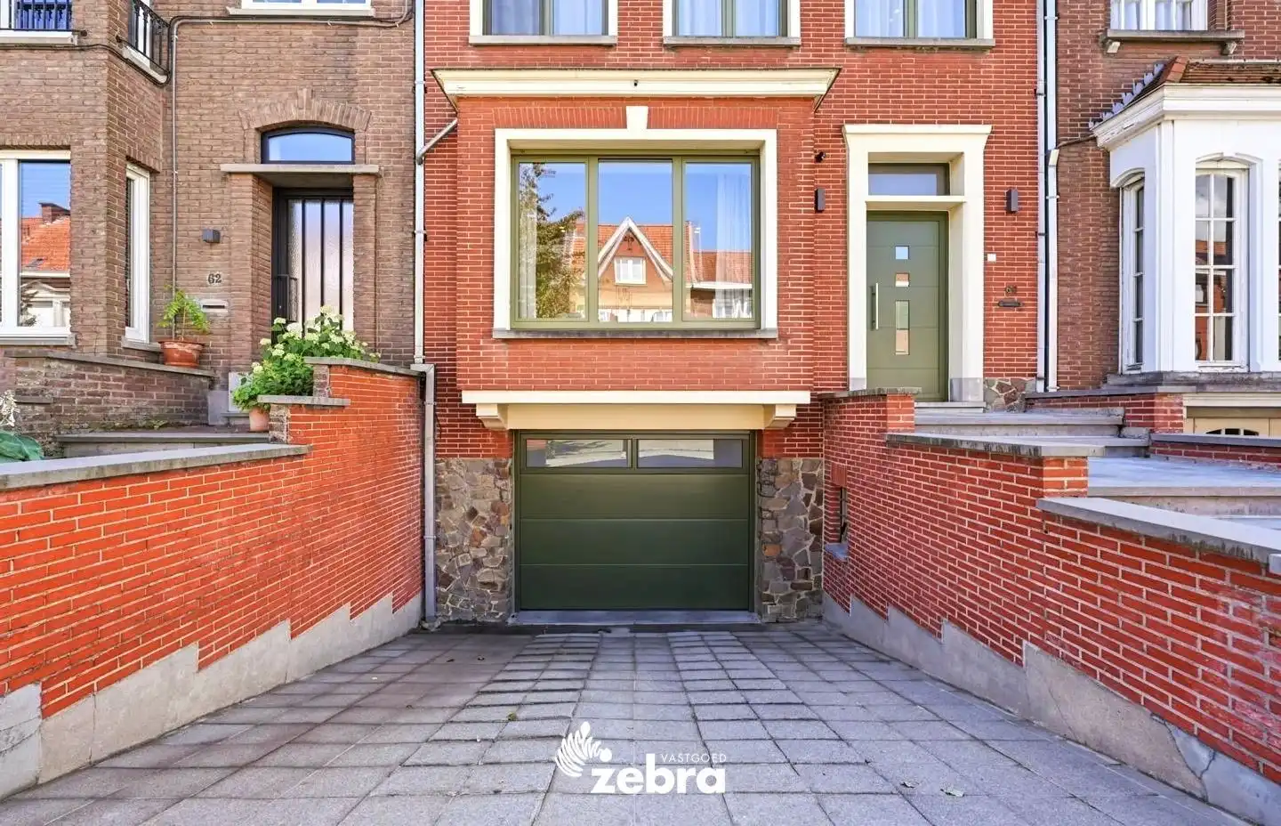 Kwalitatief gerenoveerde herenwoning met garage te Sint-Elisabeth Kortrijk! foto 24
