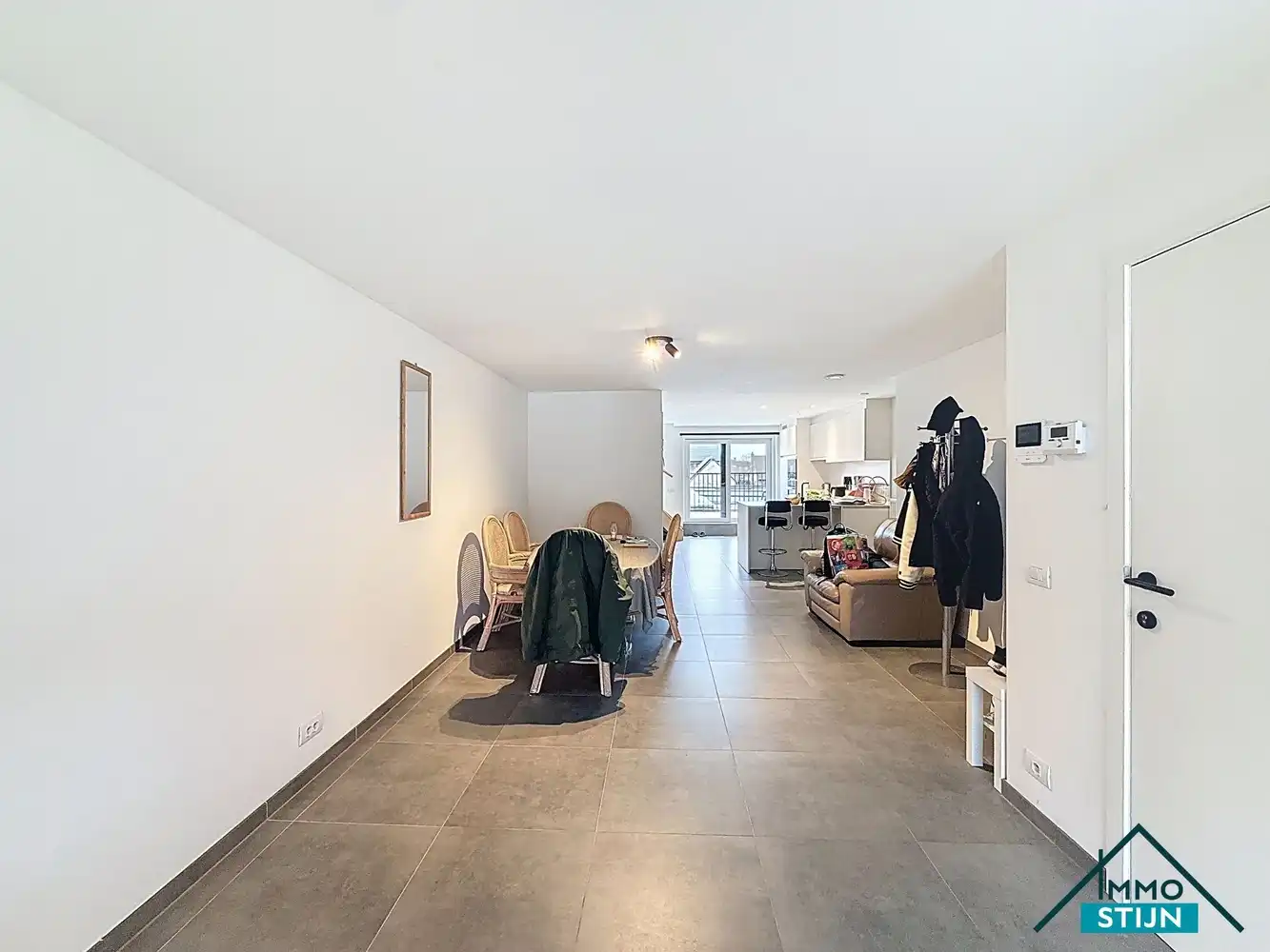 Recente duplex met drie slaapkamers en een garage foto 4