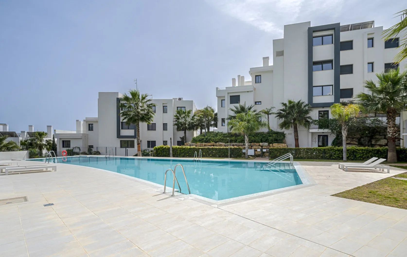 Luxe appartement te koop in een exclusieve urbanisatie nabij Estepona Golf foto 15
