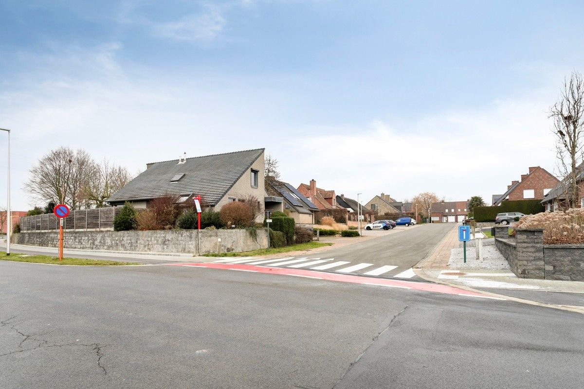 Ruime woning met thuiskantoor te Lendelede foto {{pictureIndex}}