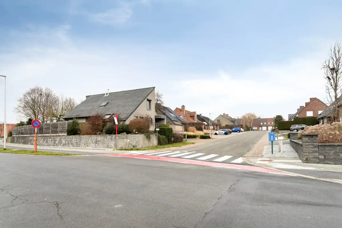 Ruime woning met thuiskantoor te Lendelede foto {{pictureIndex}}