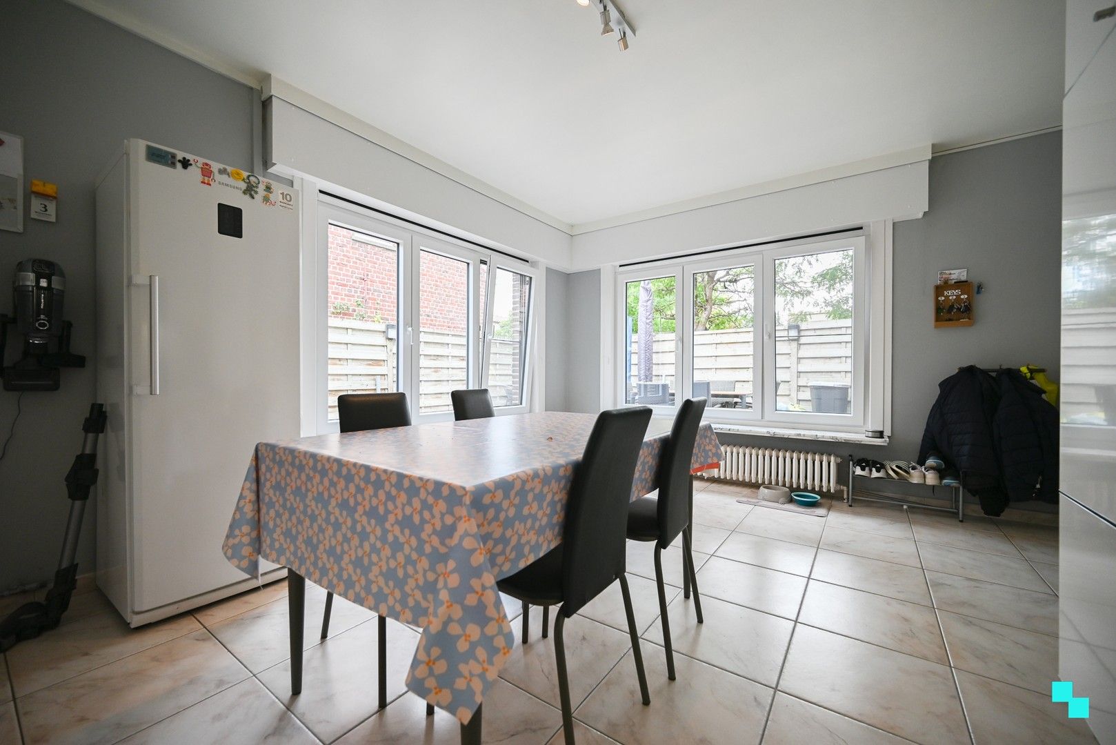 Gunstig gelegen ééngezinswoning te Sint-Eloois-Winkel met dubbele carport, garage en 4 slaapkamers foto 9