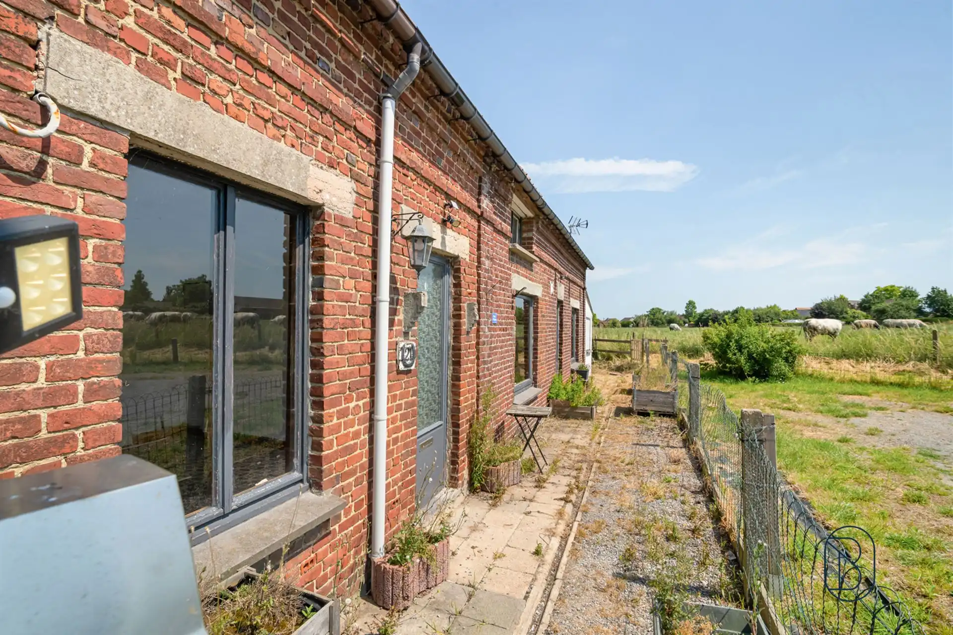 Volledig te renoveren woning, veel potentieel! foto 4