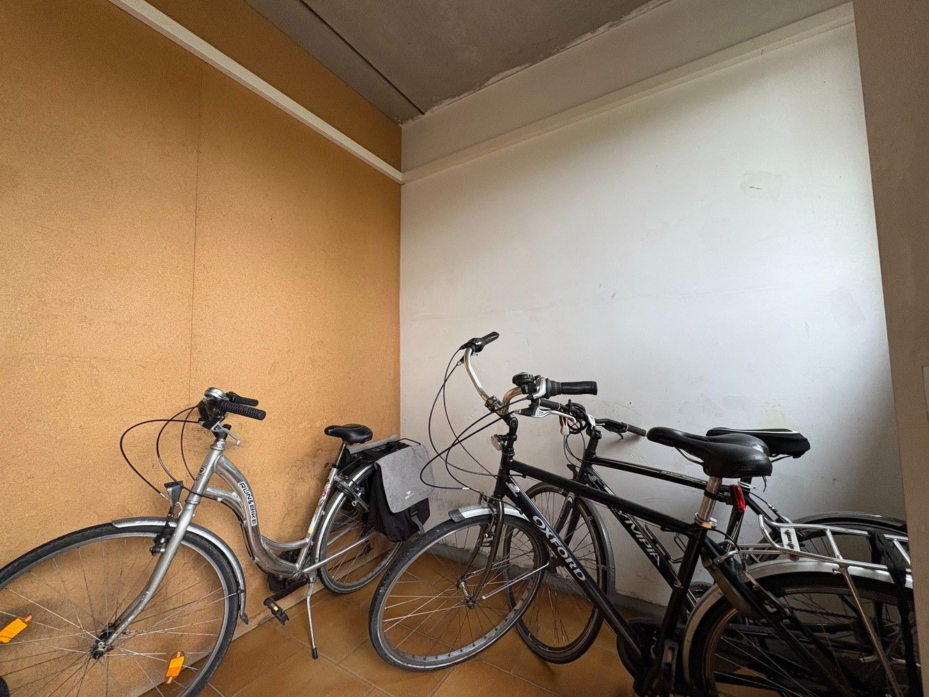 Dakappartement met twee slaapkamers en een terras foto 12